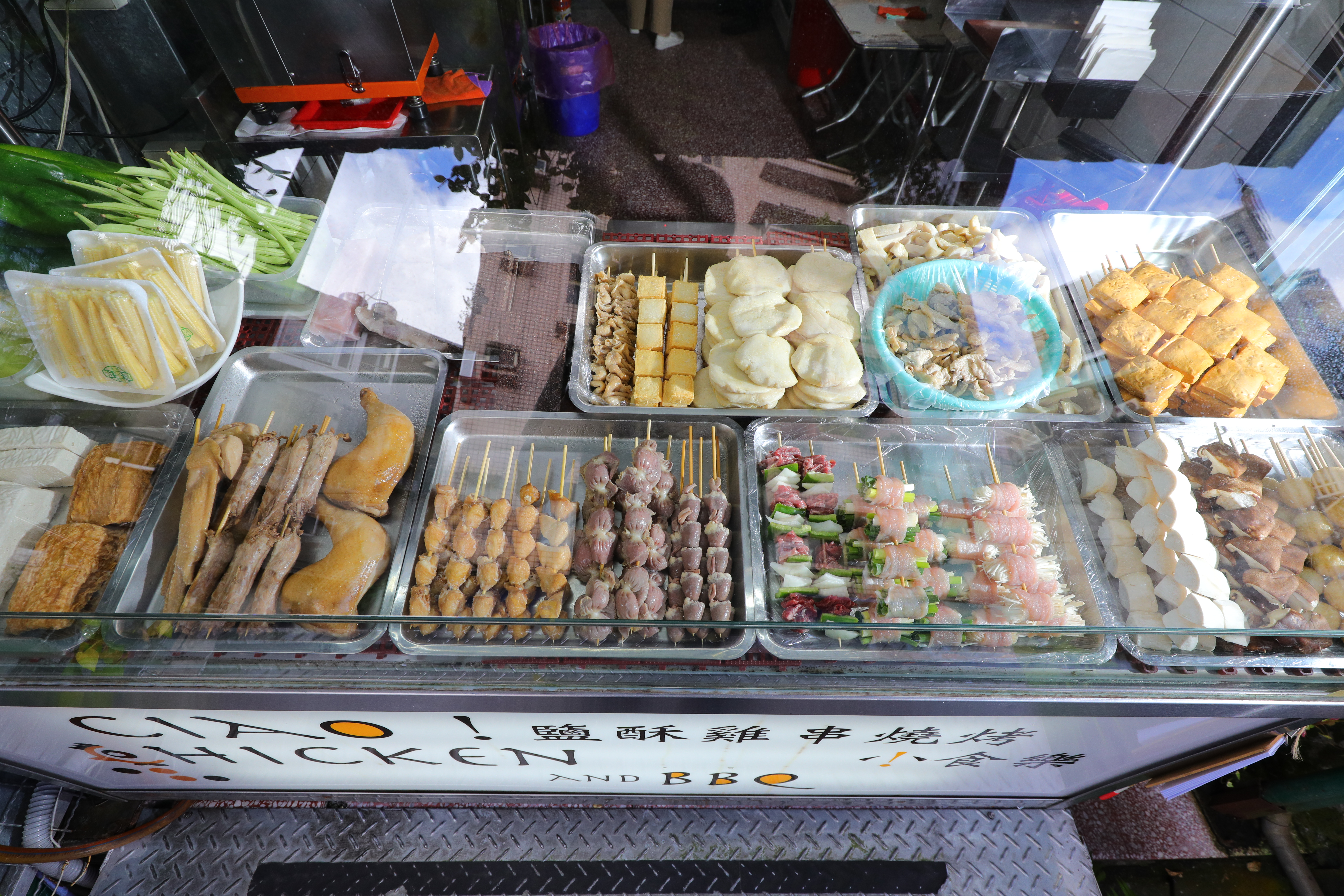 攤車裡整潔乾淨，食材擺放得有條不紊。