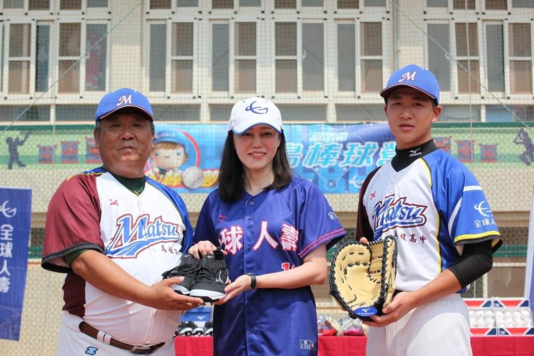 全球人壽助理副總經理蕭乃心(中)與贊助球隊馬祖高中棒球隊教練(左)及球員合影。