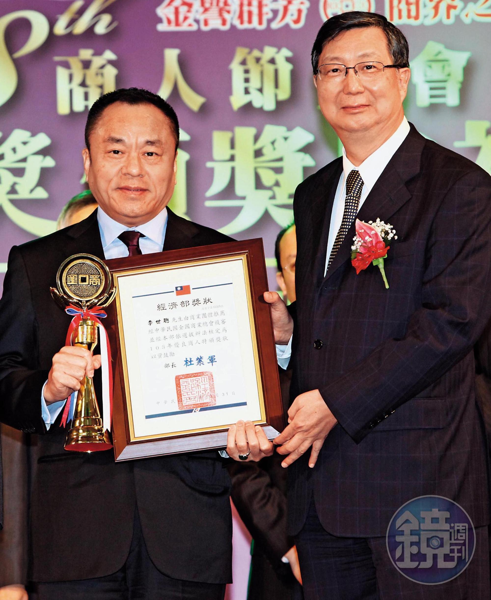 李世聰(左)投資眼光精準,事業擴及殯葬、建設、保養品、金融業。