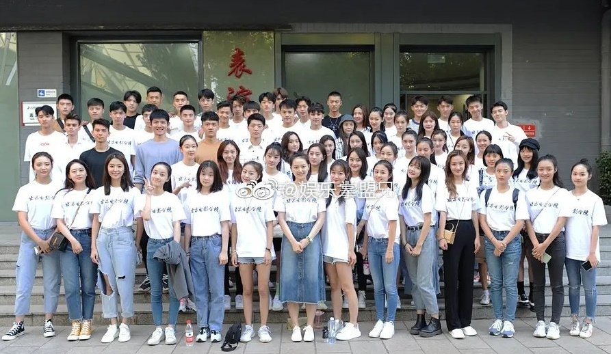 北京電影學院新生的合照，顏值引發網友討論。（翻攝自微博）