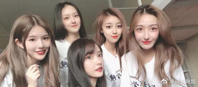 美少女們的宿舍合照曝光後，很多網友表示，分不清了。（翻攝自微博）