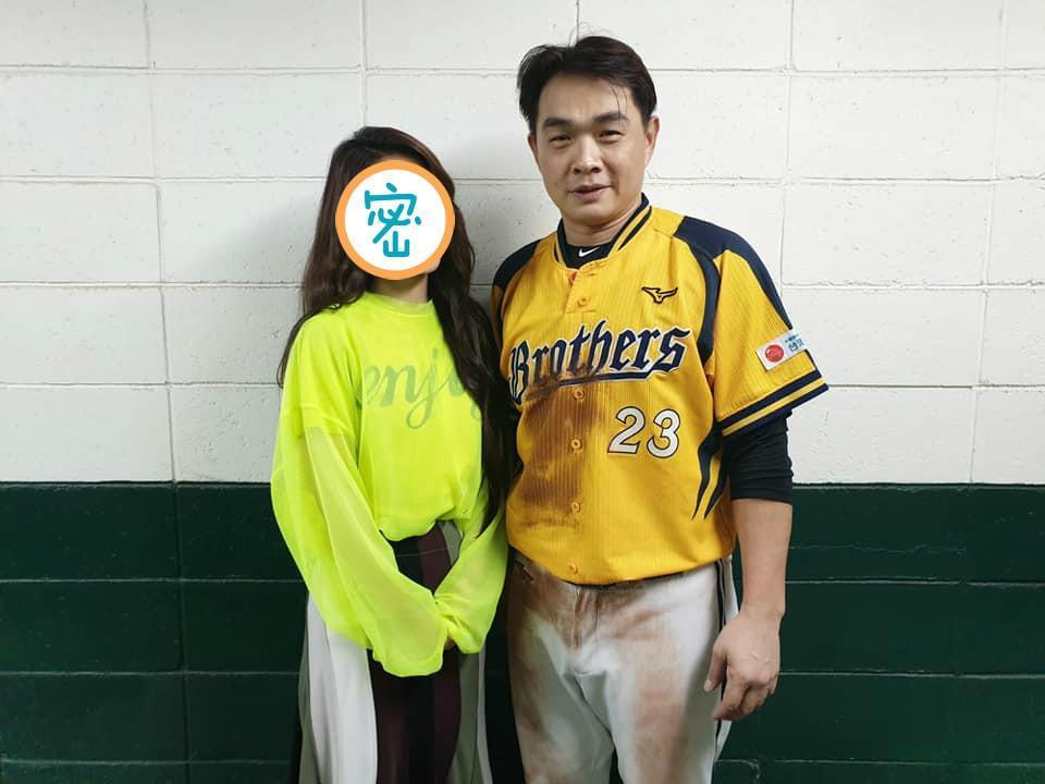 彭政閔引退倒數,女神田馥甄現身球場引起暴動。(翻攝自田馥甄臉書)