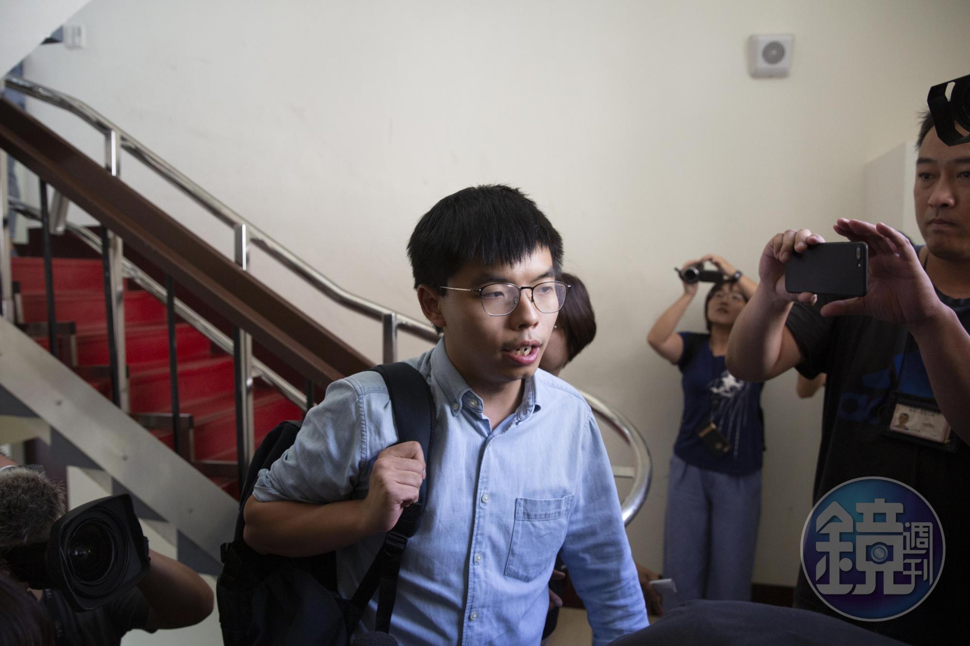 黃之鋒昨日準備離境前往德國遭到港警逮捕,拘留通宵後今上午獲釋。