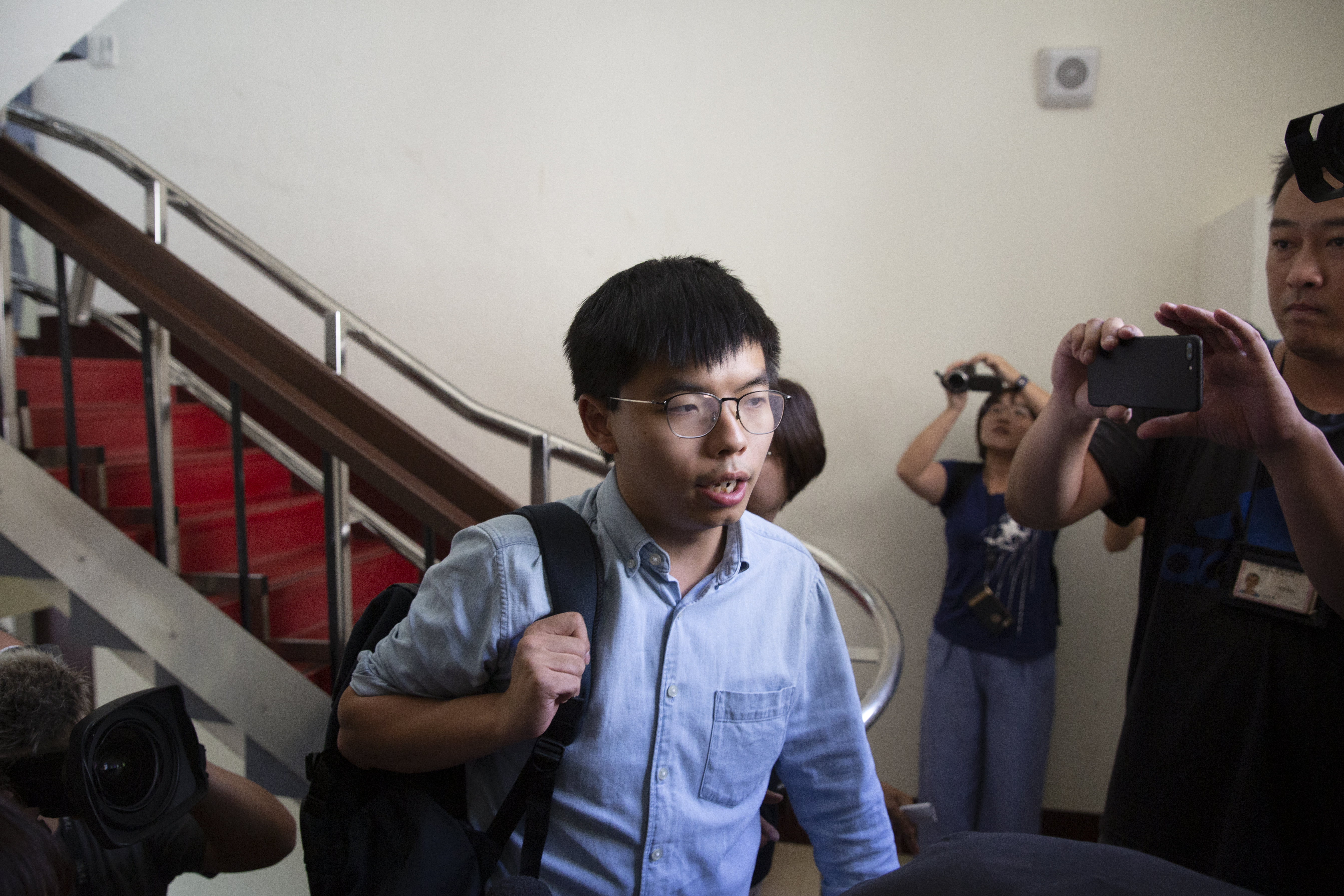 黃之鋒昨日準備離境前往德國遭到港警逮捕，拘留通宵後今上午獲釋。