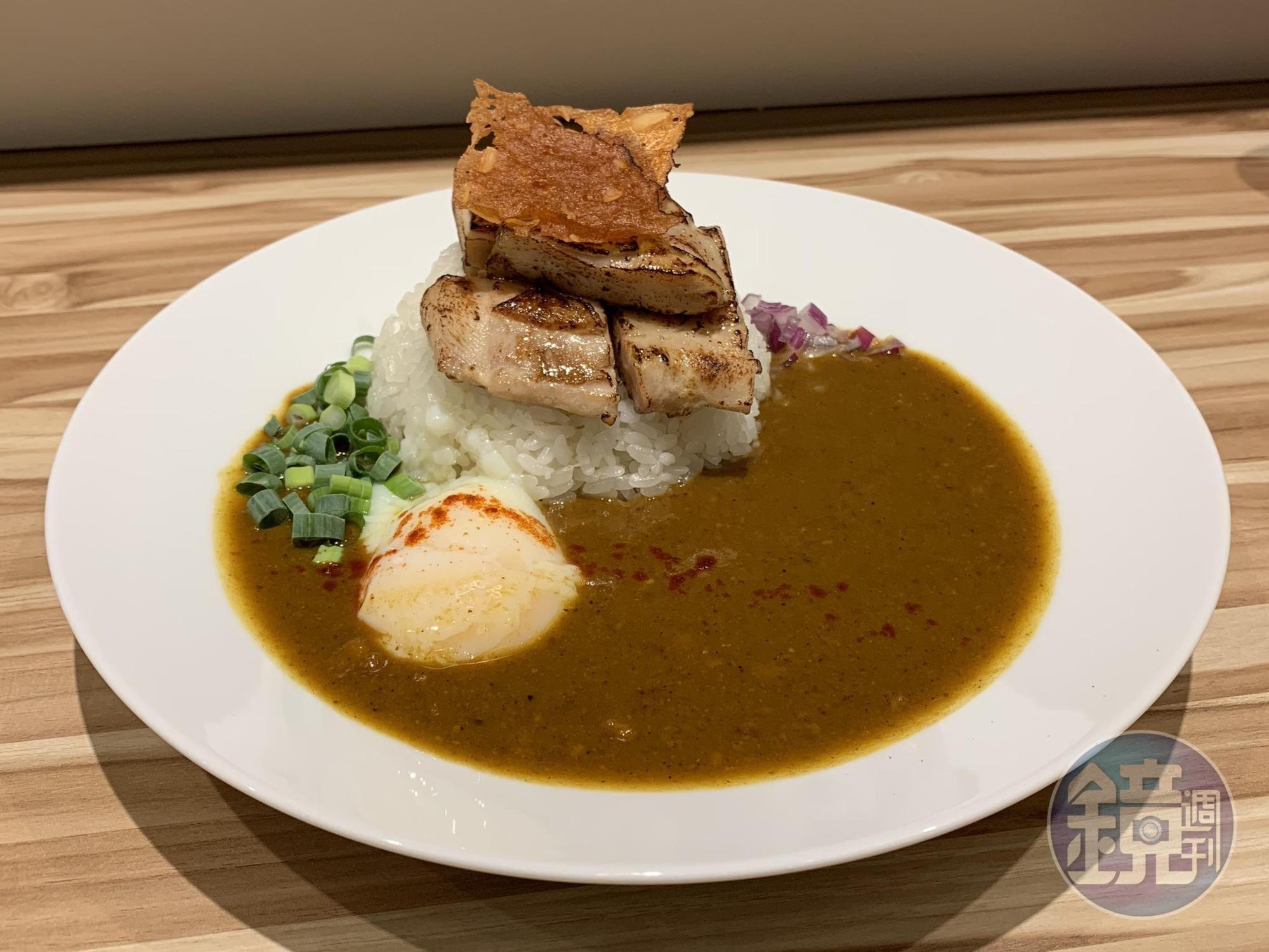 「盈 豚骨カレー咖哩飯專門」在咖哩醬汁中加入豚骨高湯，讓風味更濃郁順口。