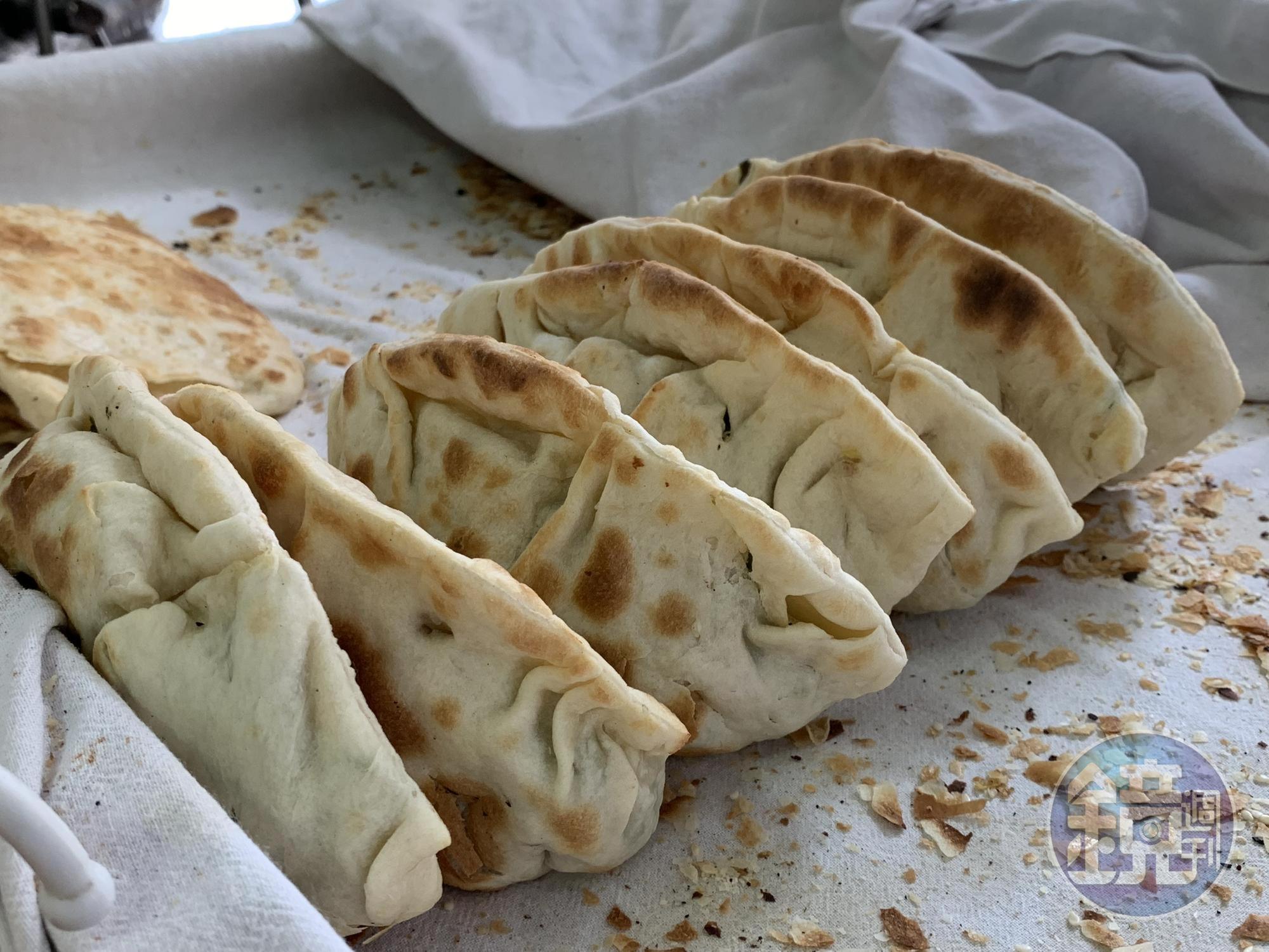 「大喜豆漿」的招牌早點「韭菜盒子」是用乾烙的方式烤製,吃起來爽口不油。(30元/份)