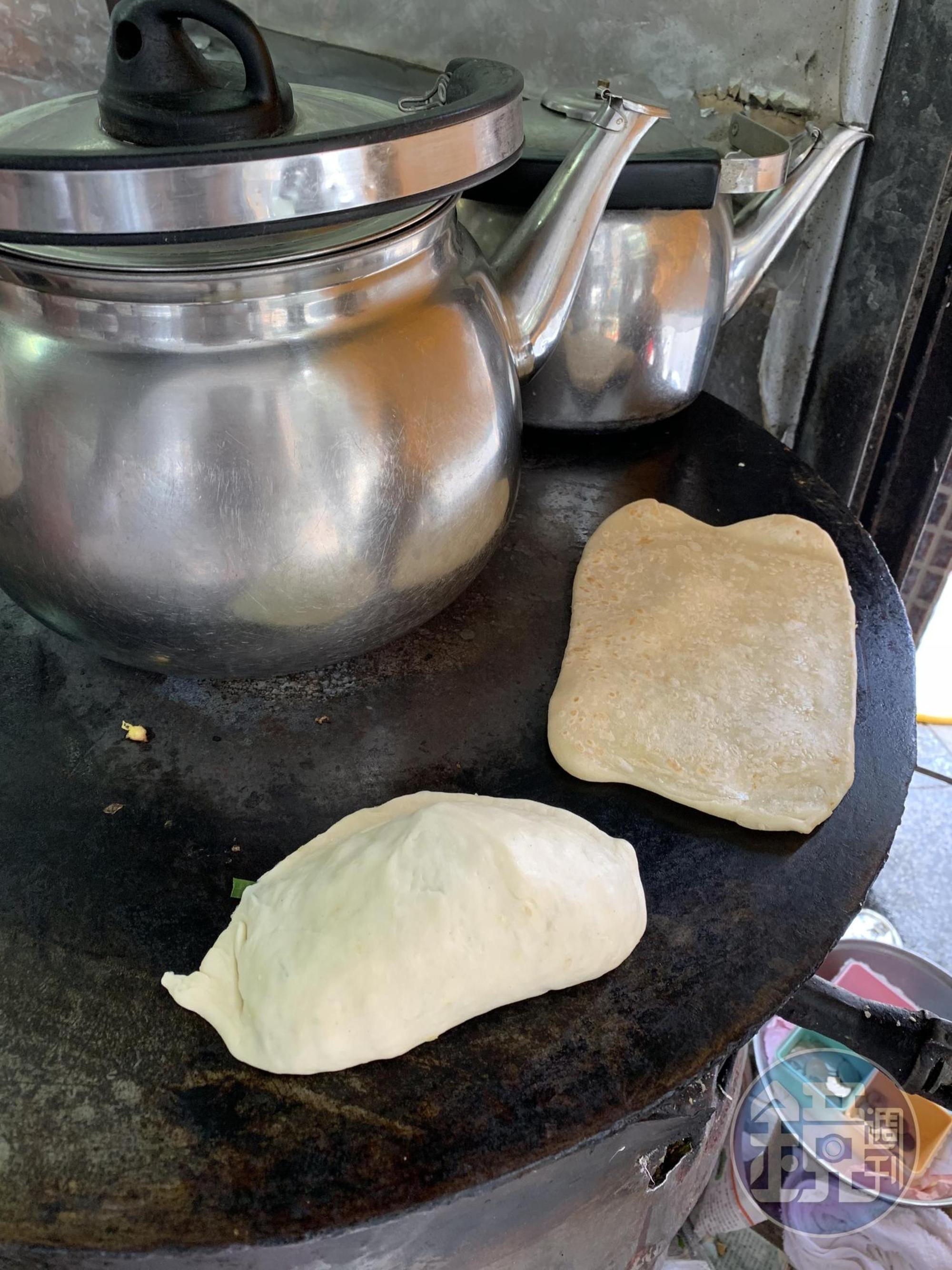熱燙的鐵板可以煎蛋餅,烤燒餅和韭菜盒子。