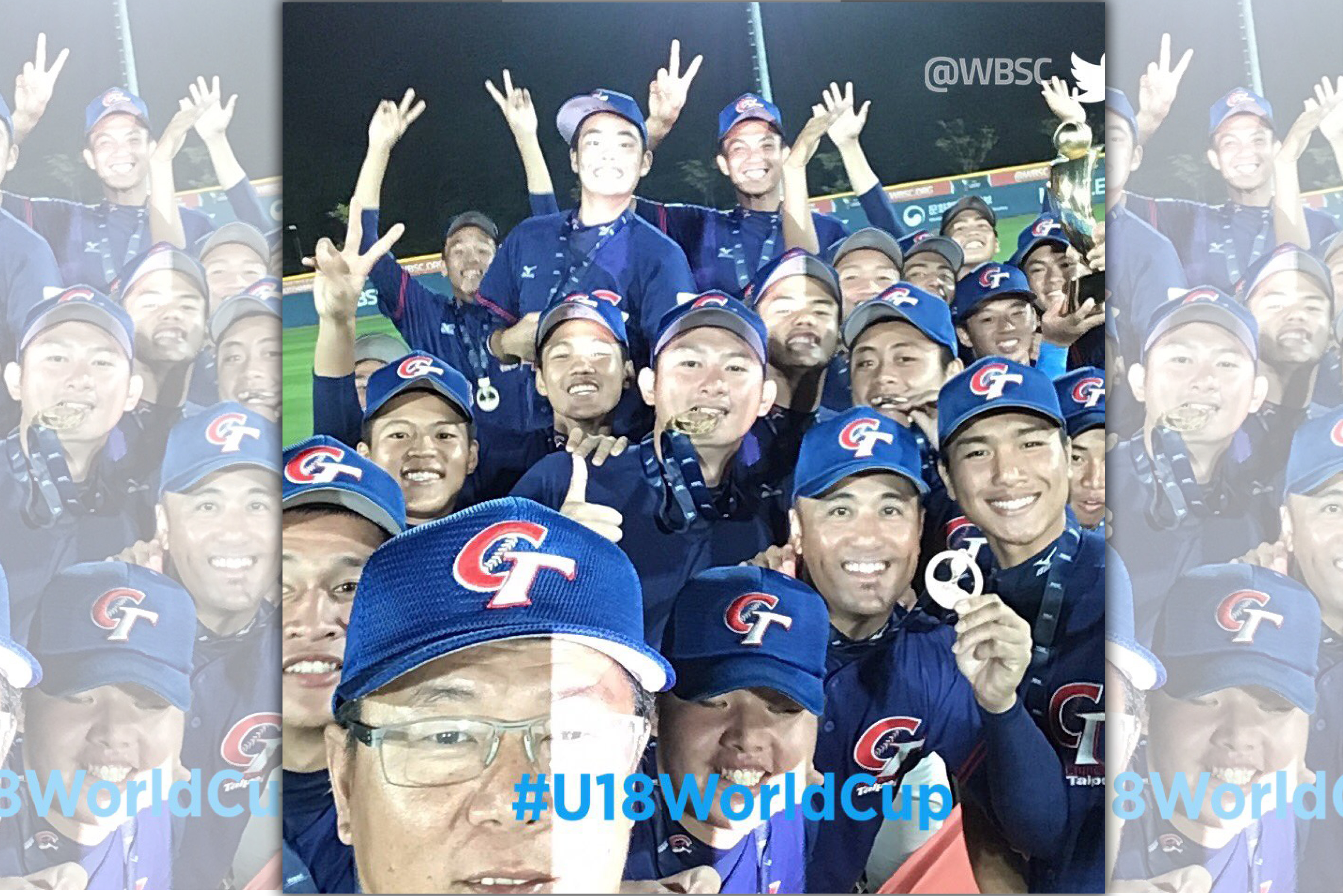  U18世界盃棒球賽台灣隊睽違9年再度奪冠，寫下隊史第三冠，隊員們開心持金牌合影。（翻攝自世界棒壘總會官方Twitter）