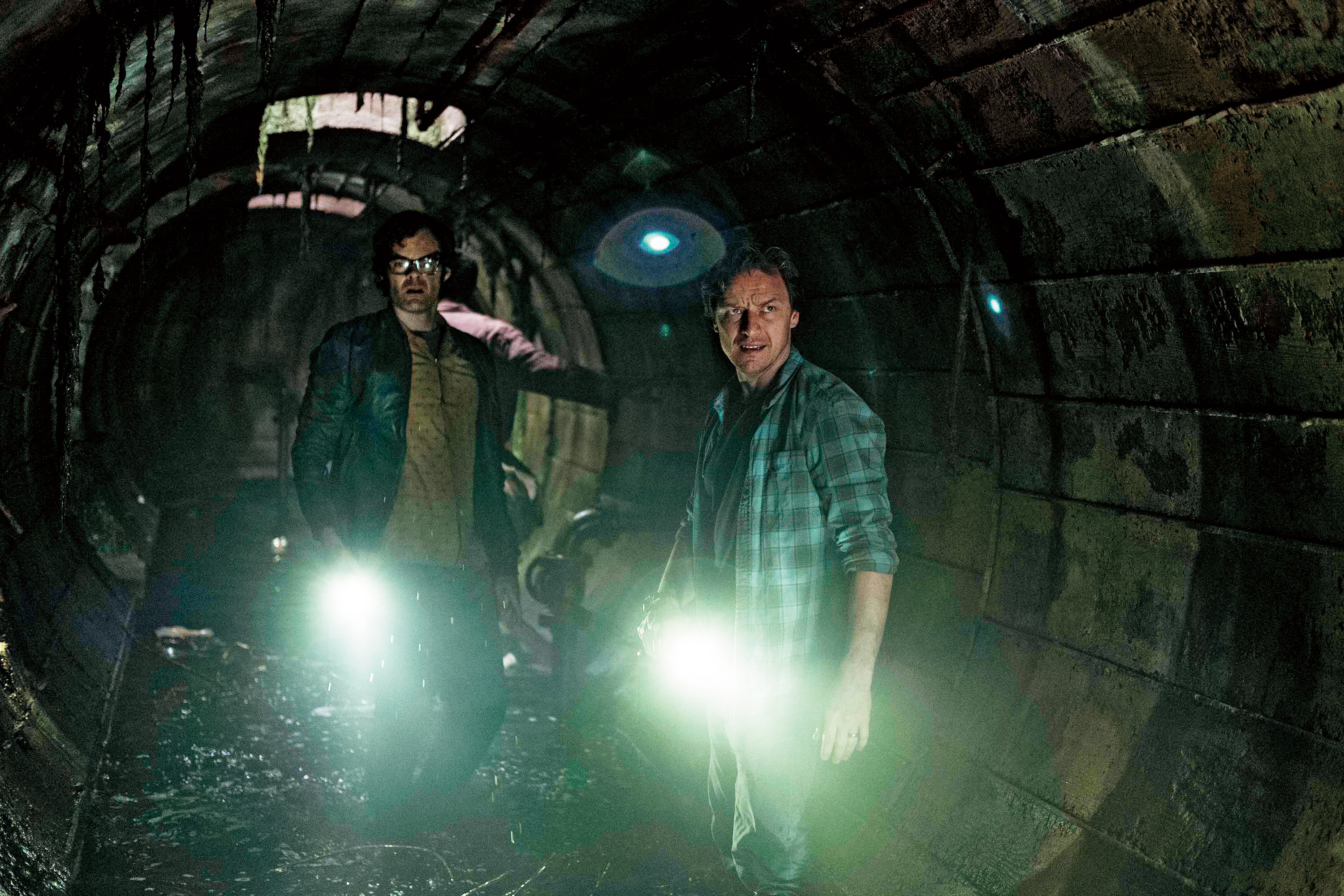 電影時空拉到上集的27年之後，並有詹姆斯麥艾維等演出長大的孩子；儘管恐怖橋段不多，驚悚發寒程度不輸上集。（華納提供）