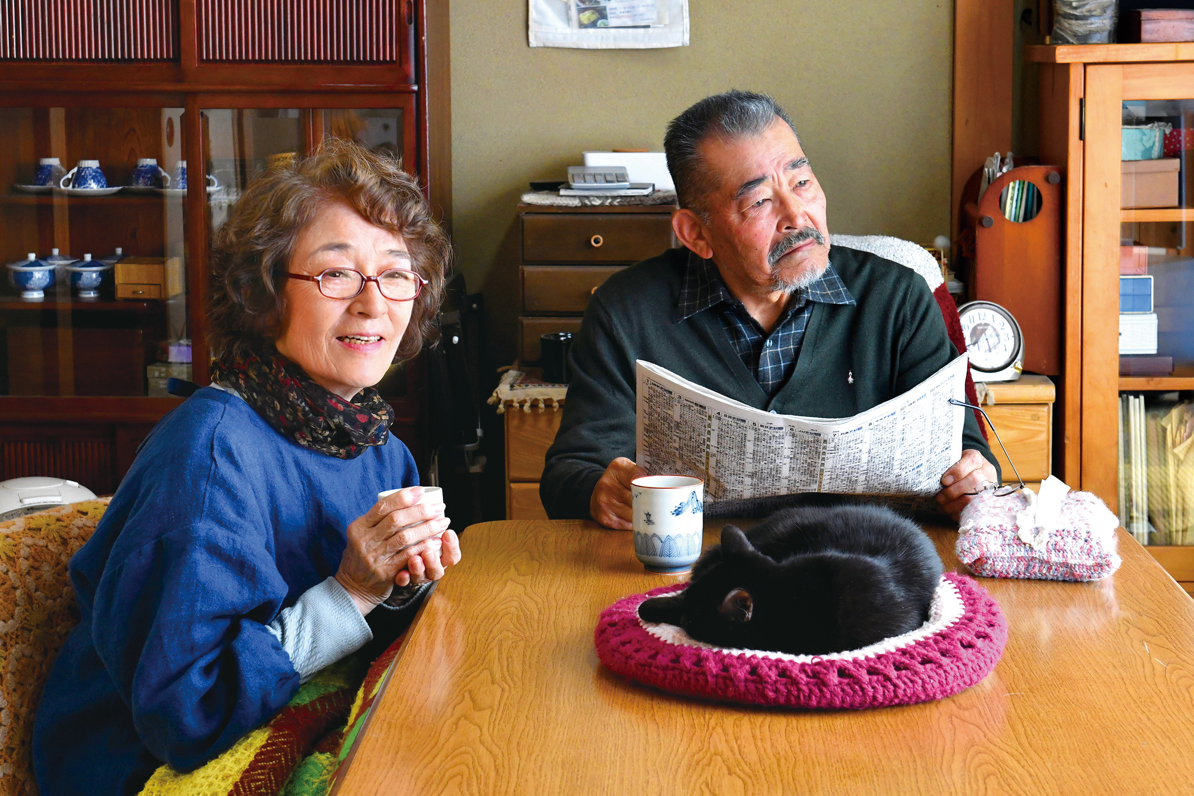 老妻無法忍受大男人的丈夫，只剩撿來的黑貓陪伴，一天貓咪走失，終於成了引爆老年夫妻衝突的導火線。（可樂提供） 