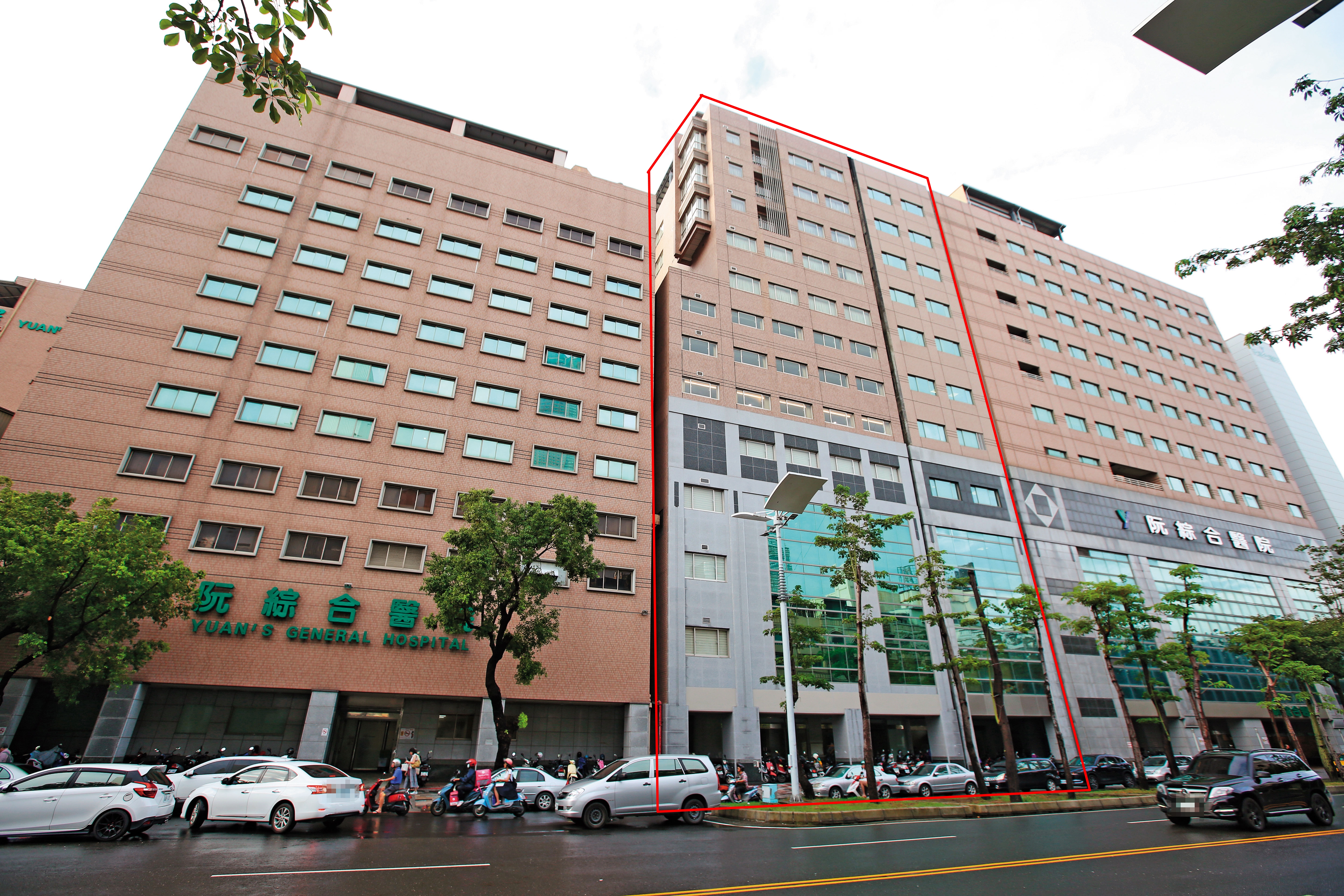 阮綜合醫院C2棟大樓（紅框處）新建瑕疵，引發阮家兩派對立。