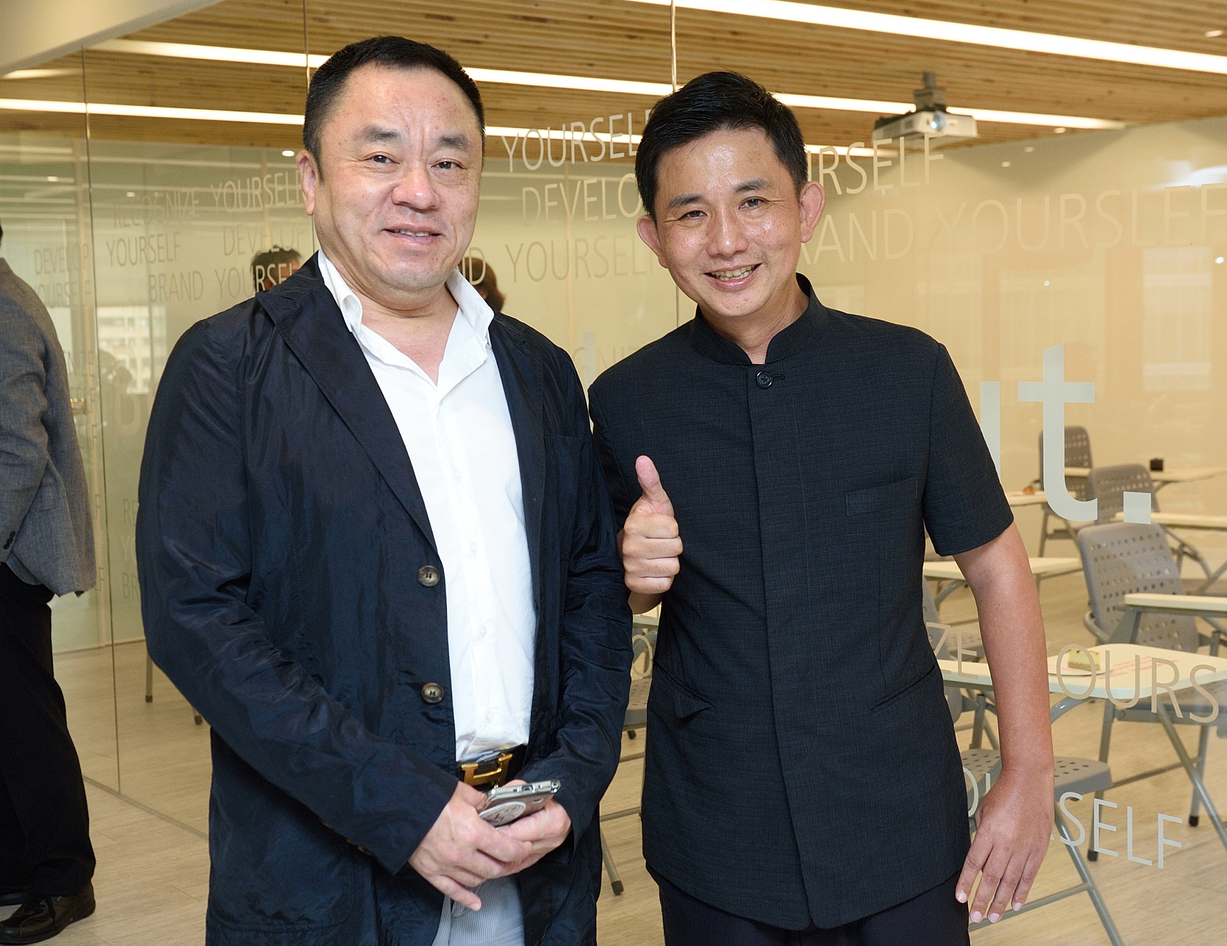 李世聰插旗台鹽，替龍巖保養品事業找新合作對象。（真怡提供）