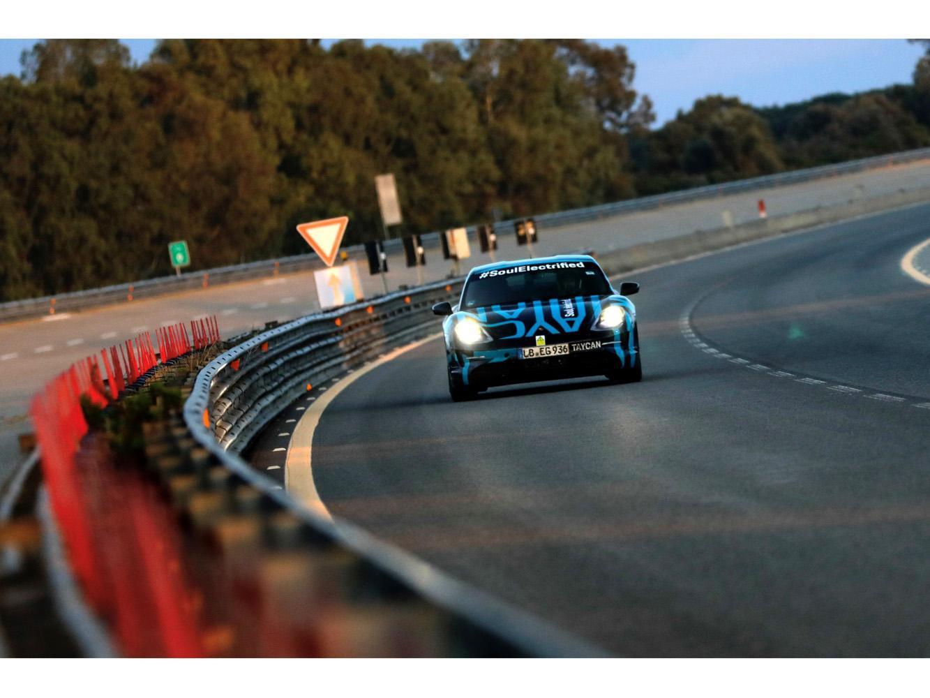 PORSCHE Taycan於Nardò賽道進行24小時3425km耐久測驗。