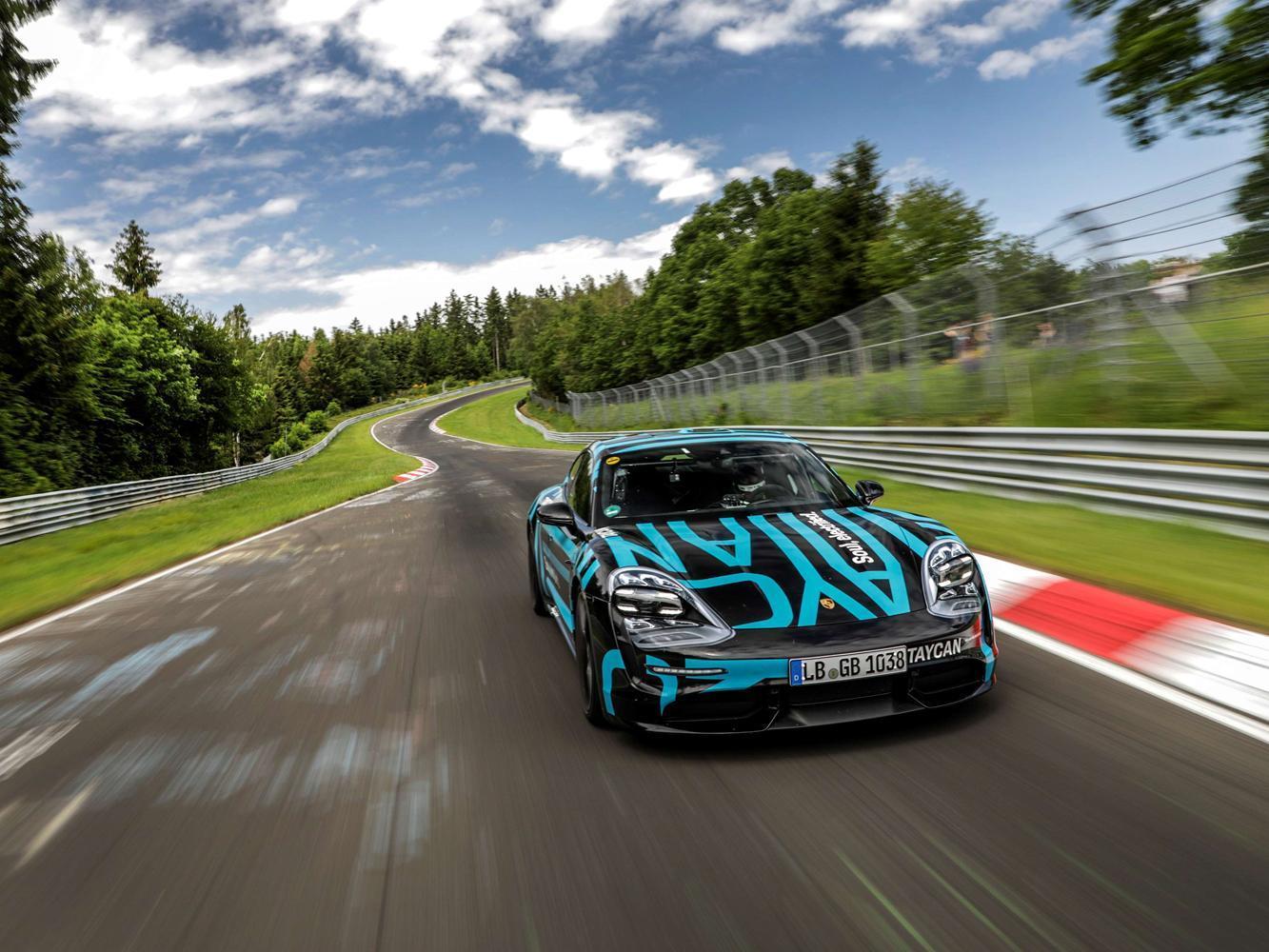 然後PORSCHE Taycan又緊接著在Nurburgring Nordschleife北環賽道創造出7分42秒單圈成績。