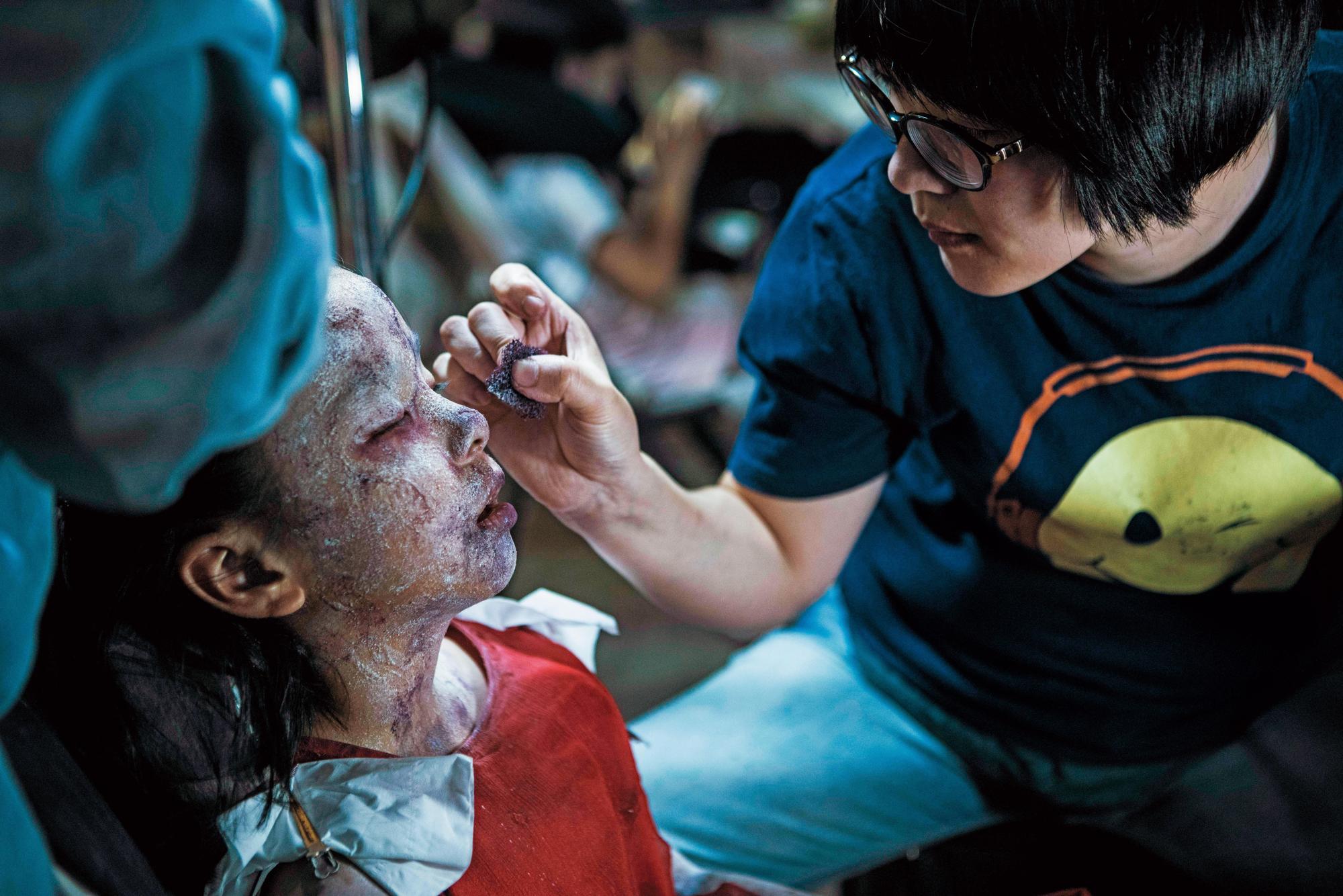 劉顯嘉(右)以巧手化出《紅衣小女孩2》中逼真的特效化妝,帶領觀眾進入魔神仔的恐怖世界。(百嘉堂提供)