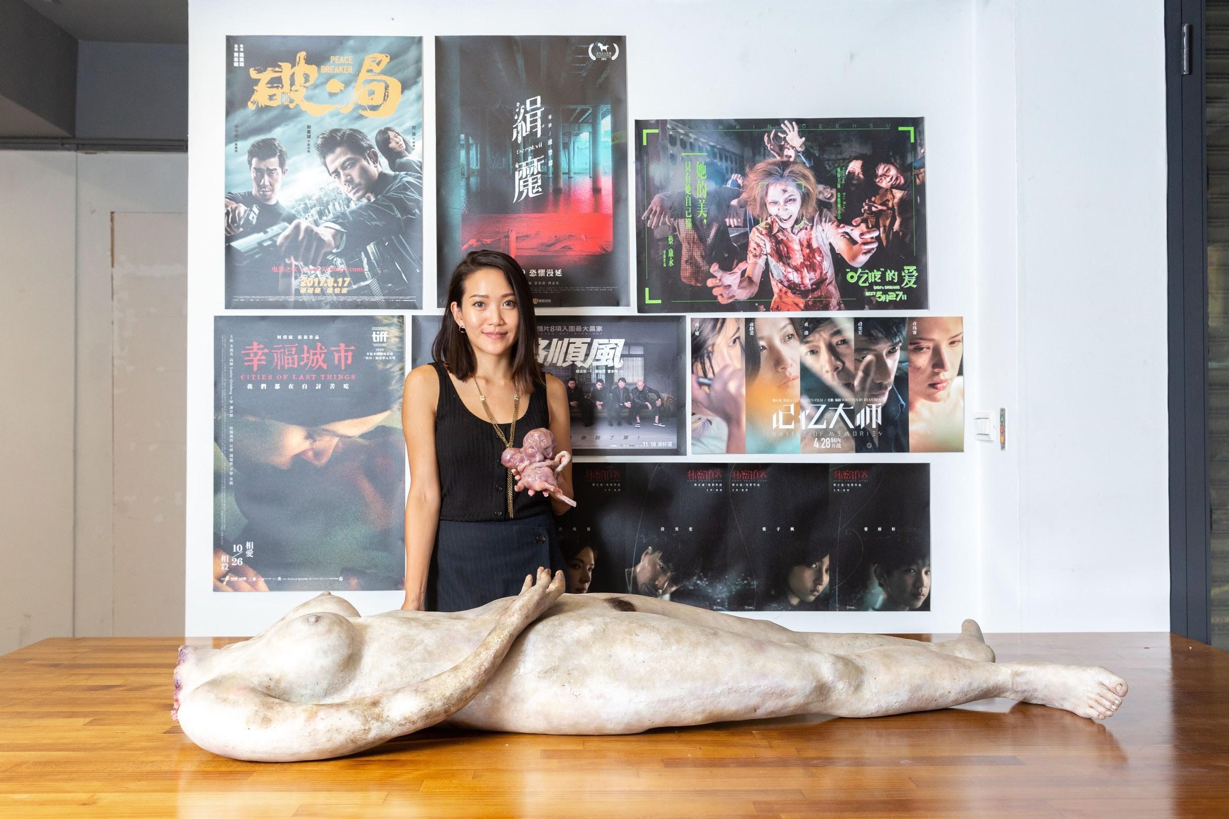 程薇穎為國片《緝魔》製作的無頭裸屍，是台灣影史上第一具斷頭女屍造型的大型特殊道具。