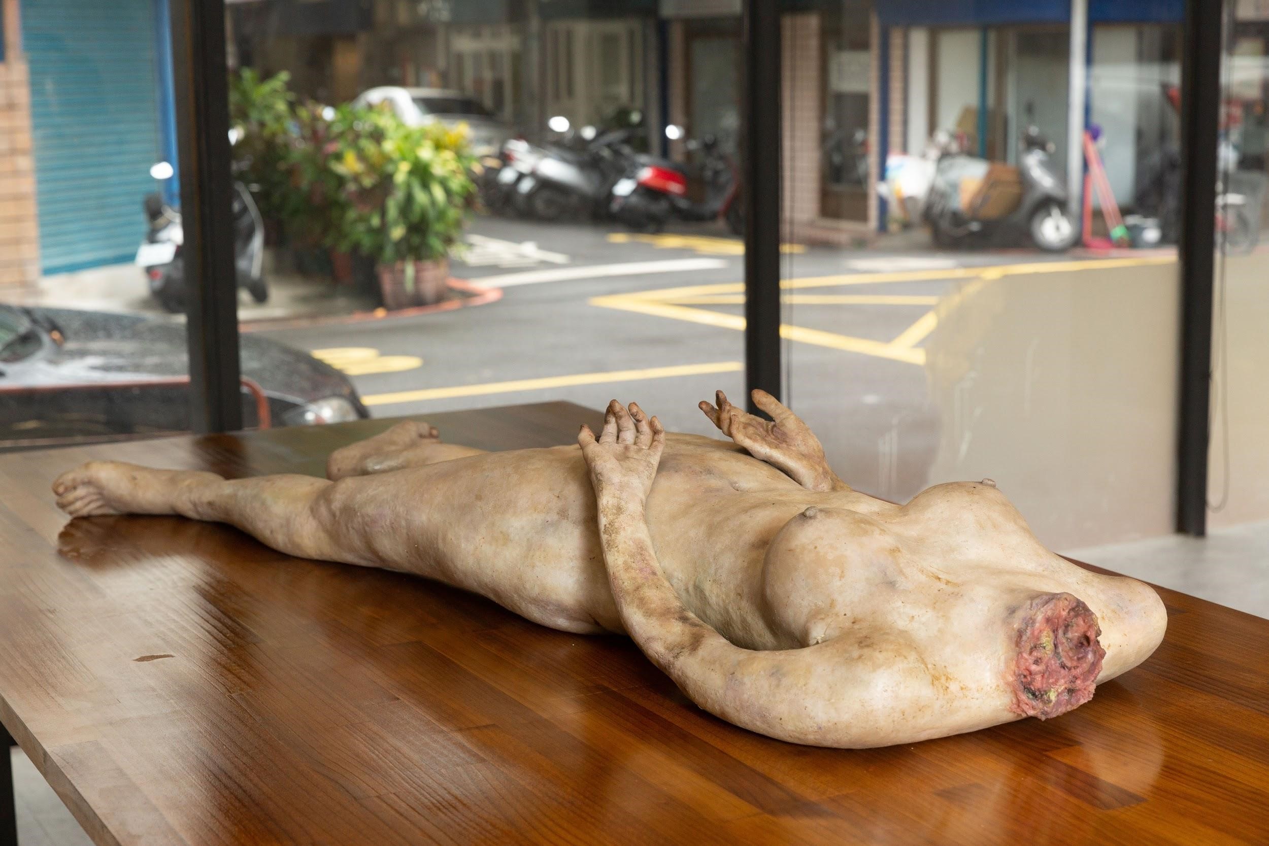 《緝魔》的斷頭女屍因太過逼真，嚇到來工作室裝冷氣的工人。