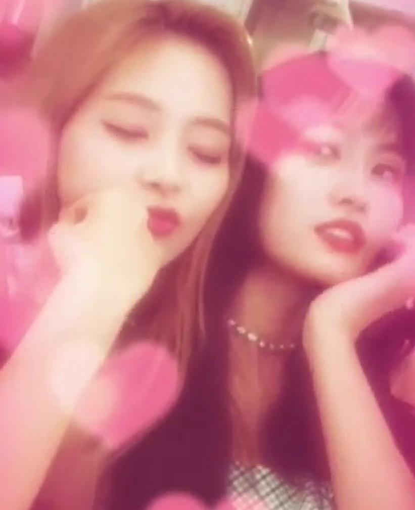 子瑜對著鏡頭拋媚眼、送飛吻,讓ONCE們全都驚呆了。(翻攝自TWICE IG)