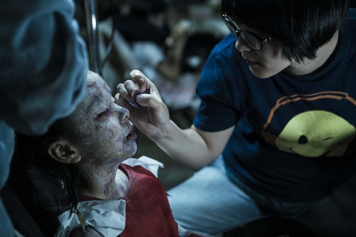 劉顯嘉(右)以巧手化出《紅衣小女孩2》中逼真的特效化妝,引領觀眾進入魔神仔的恐怖世界。(百嘉堂提供)