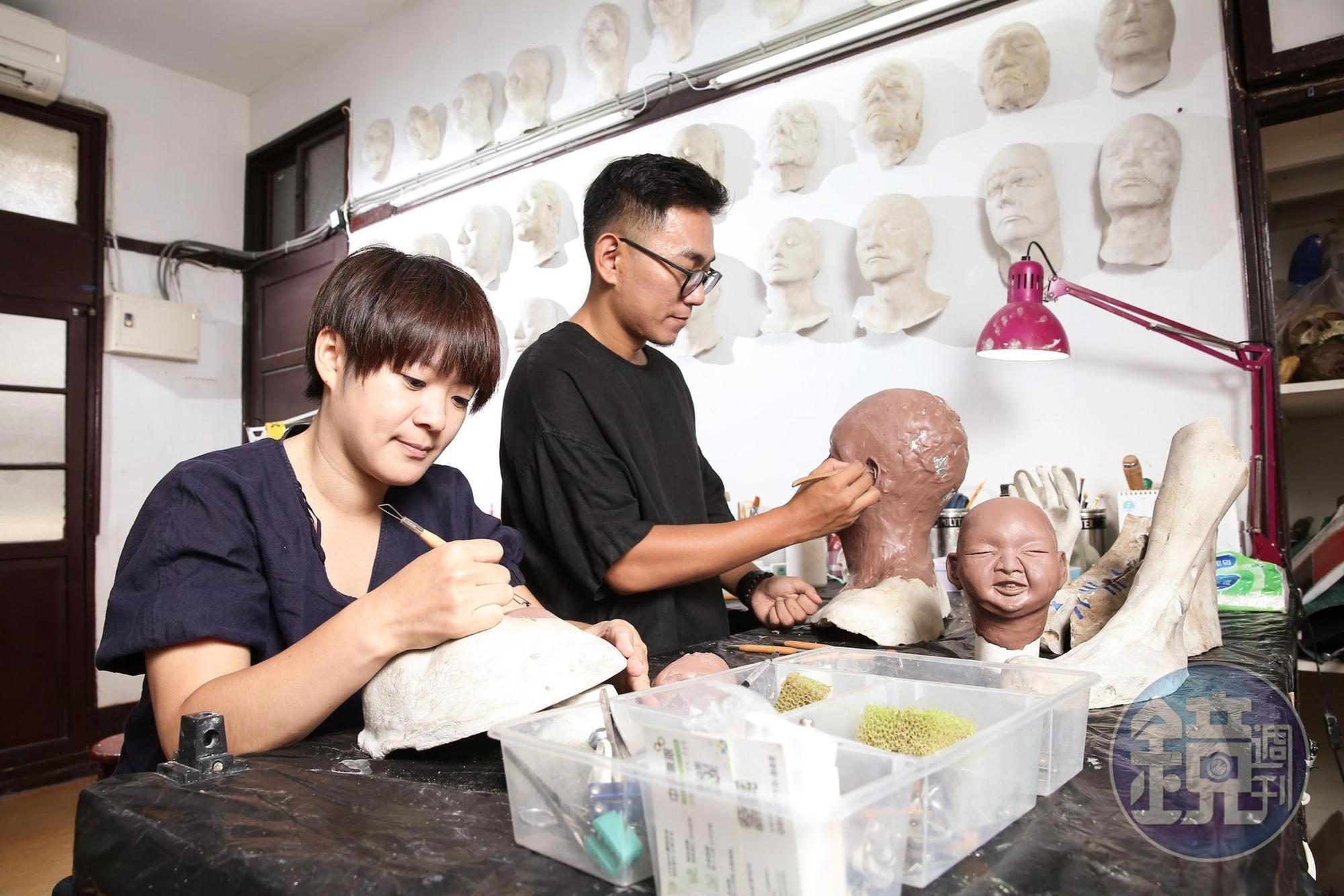 劉顯嘉(左)、蕭百宸(右)重視作品品質,也曾自貼工錢為劇組製作特殊道具。
