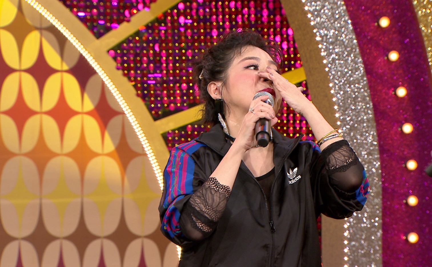 王彩樺透露過去因害怕他人觀感不佳，而不願啟齒曾在牛肉場賣唱10年。（年代）