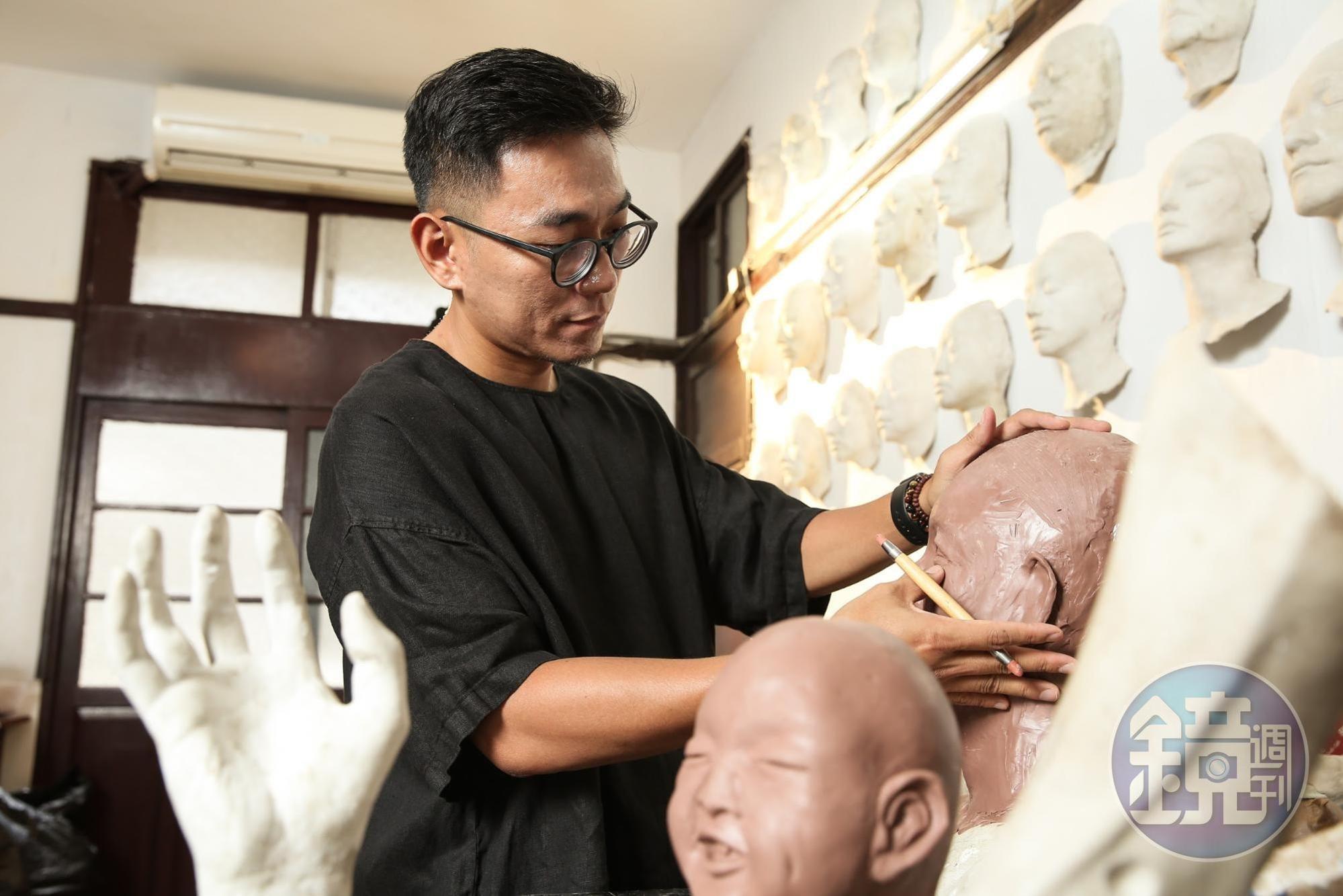 蕭百宸細心雕塑手中每一個作品,他認為特化師的使命是增加畫面的豐富跟精緻度。