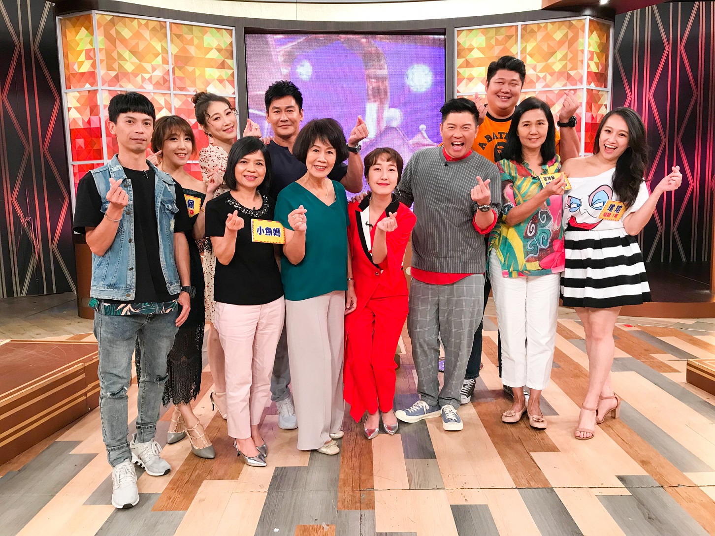 《一袋女王》日前邀請沈世朋、李新、哈孝遠、瑄瑄、佩佩、小魚及各自家長一起上節目，大方暢談家中婆媳關係。（衛視）