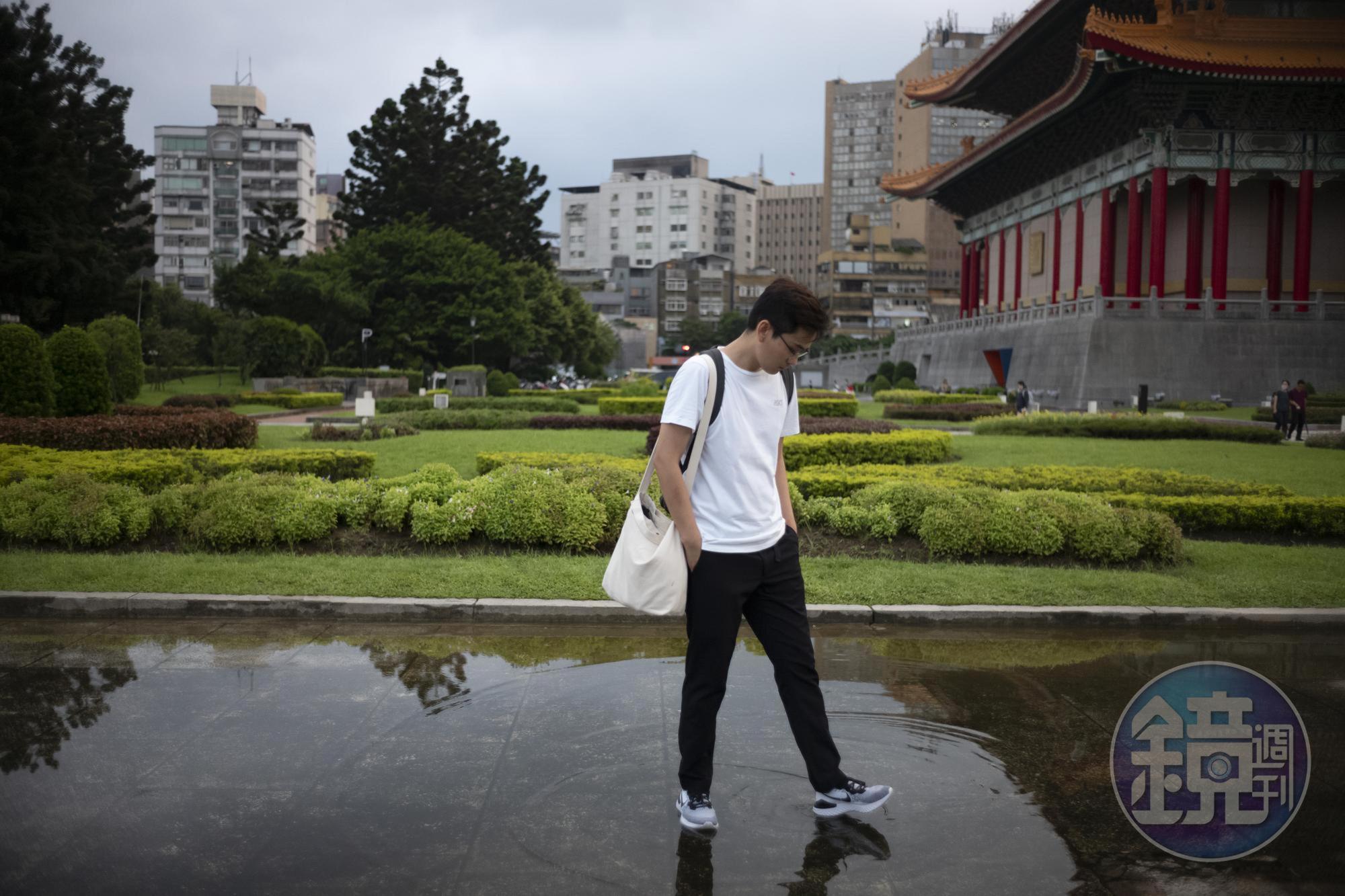 問周東彥喜歡什麼樣的男孩子，他說下雨天能堅持白布鞋上街的加分。