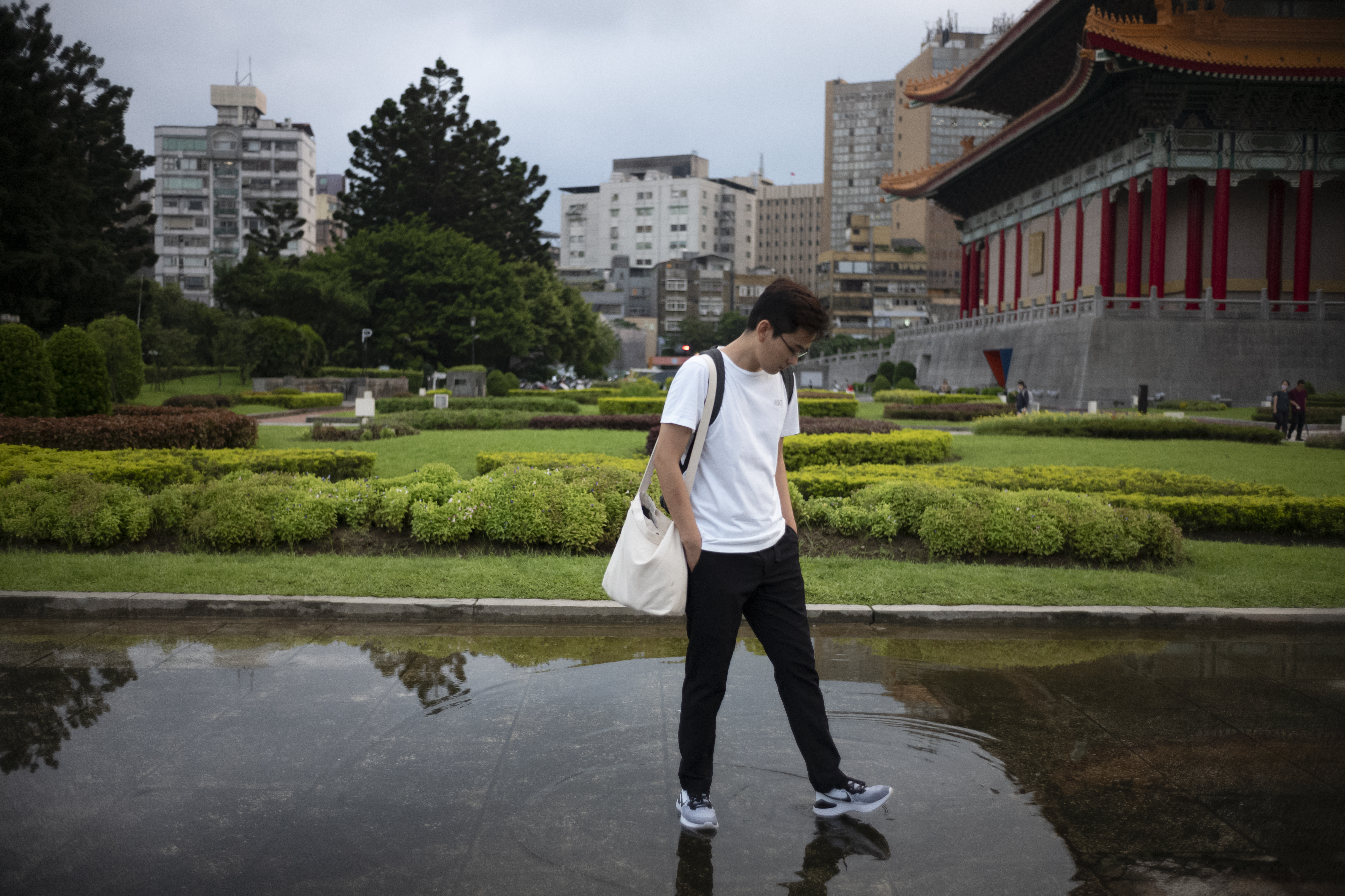 問周東彥喜歡什麼樣的男孩子,他說下雨天能堅持白布鞋上街的加分。