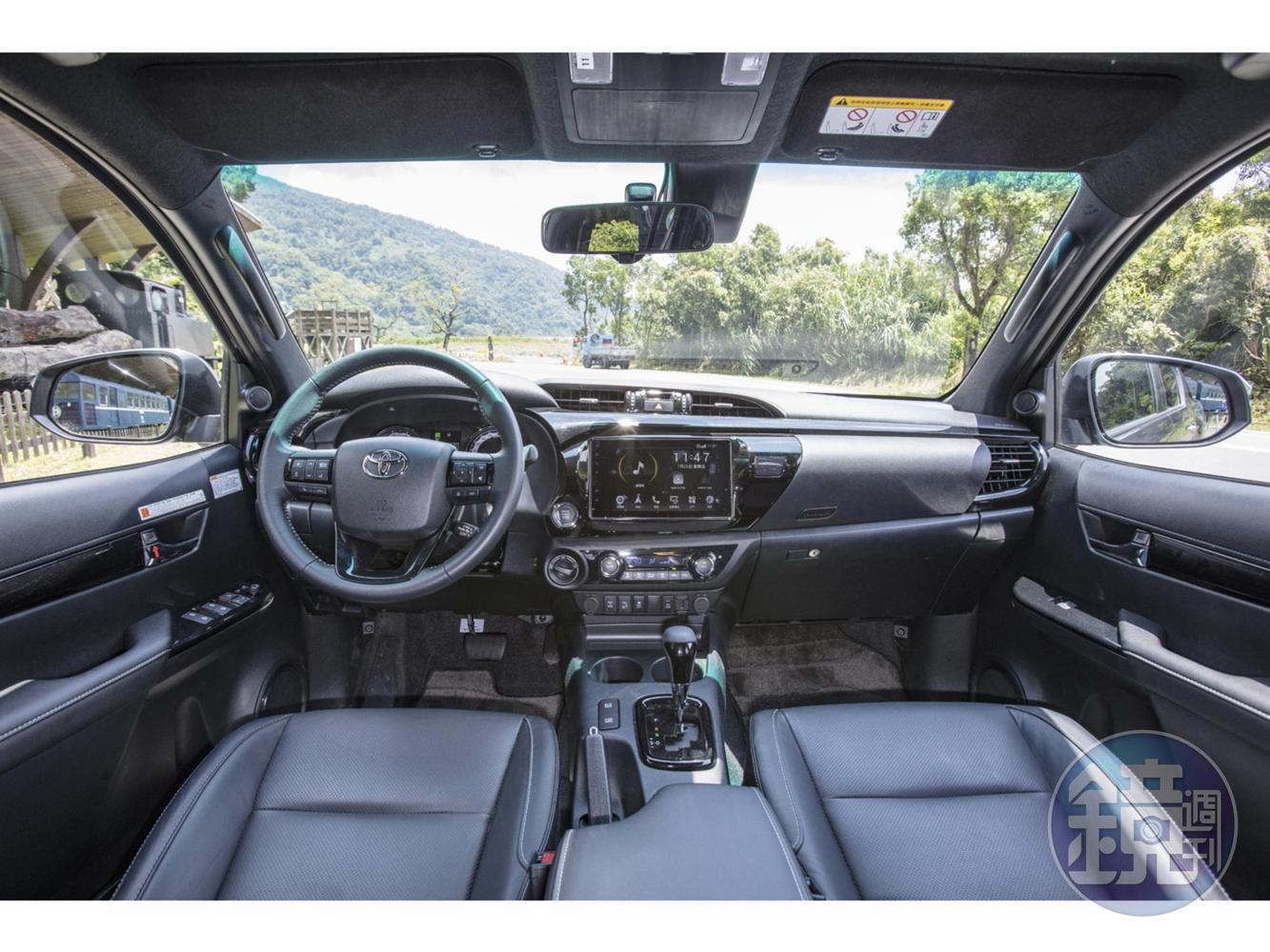 車室內大量使用黑色硬塑膠與部分鋼琴烤漆飾板鋪陳，整體質感大概就是「貨車以上，SUV未滿」的等級。