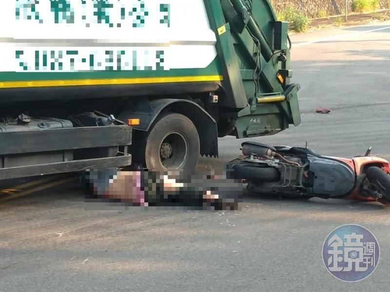 蔡姓騎士撞上垃圾車,上半身卡在車底,險遭輾過。(讀者提供)