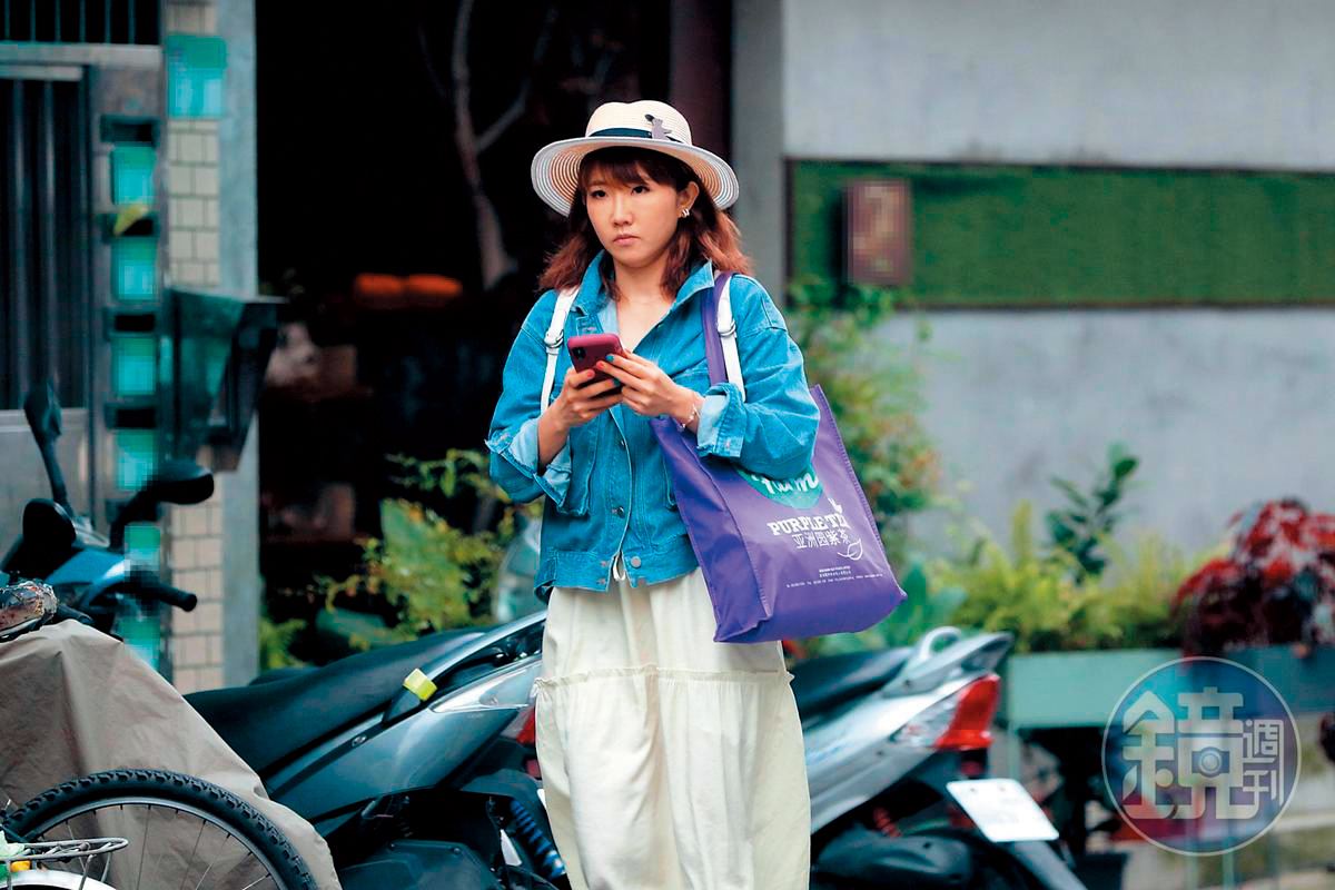 謝忻因為被拍到和阿翔擁吻導致不倫戀曝光，如今工作全停擺。