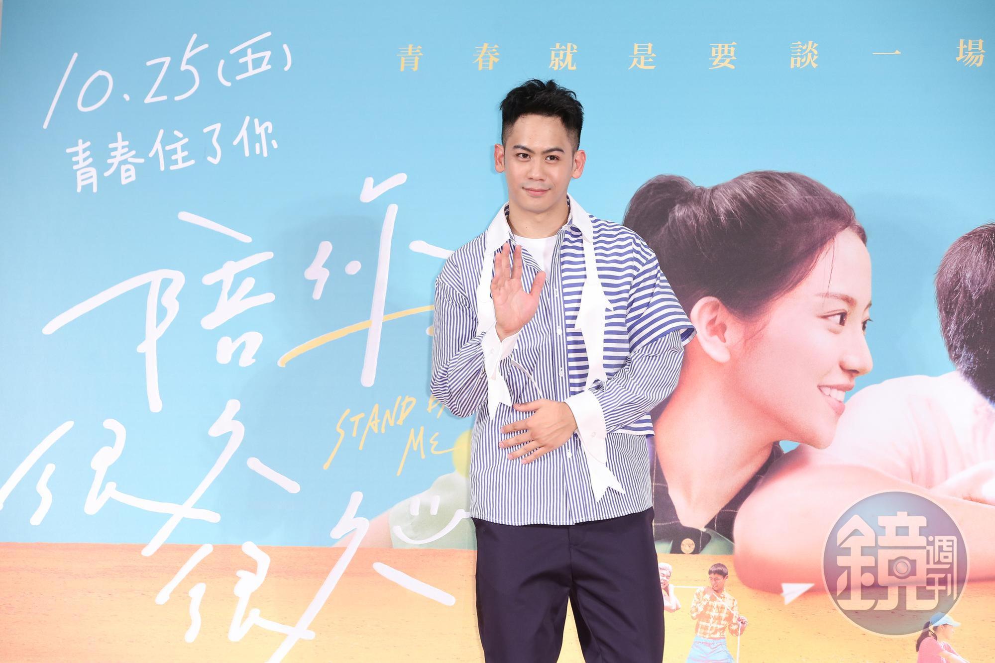 李淳一直為了戲在做準備,準備演出電影《武動天地》時,他曾到哪裡都帶著要練習的棍子,一次搭捷運時,門一打開,一個太太以為他是盲人,好心要扶他,最後對方知道他不是盲人,很是尷尬。