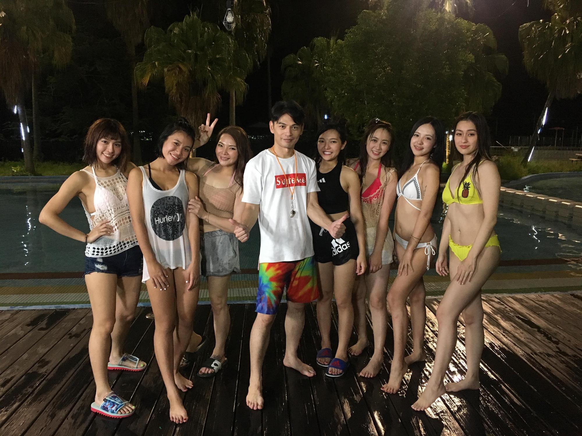 阿Ken享豔福帶著比基尼美女群大玩水上競賽。(明星製作人提供)