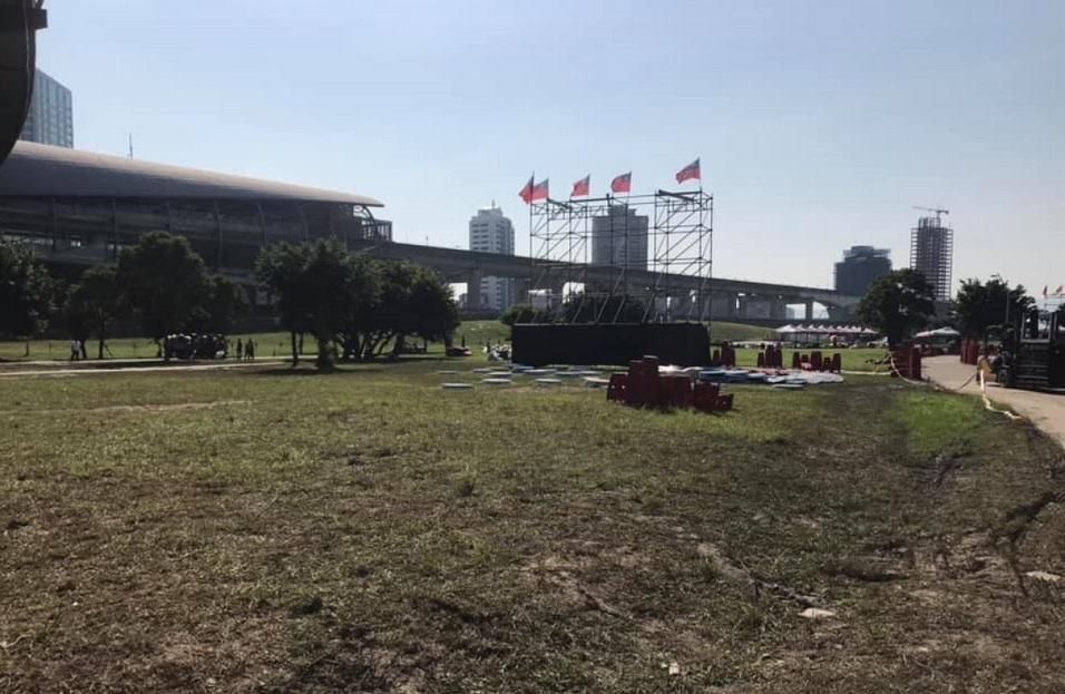 韓國瑜造勢活動湧入大批人潮，造成草皮大崩壞，新北市府將在復原時限過後求償。（翻攝自新北議員李坤城臉書）