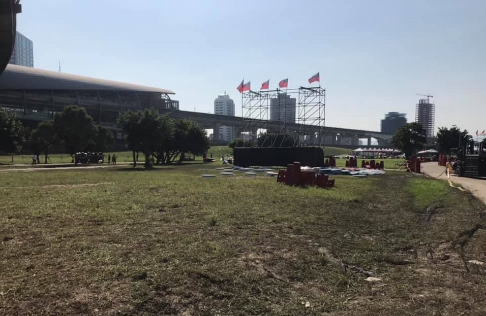 韓國瑜造勢活動湧入大批人潮，造成草皮大崩壞，新北市府將在復原時限過後求償。（翻攝自新北議員李坤城臉書）