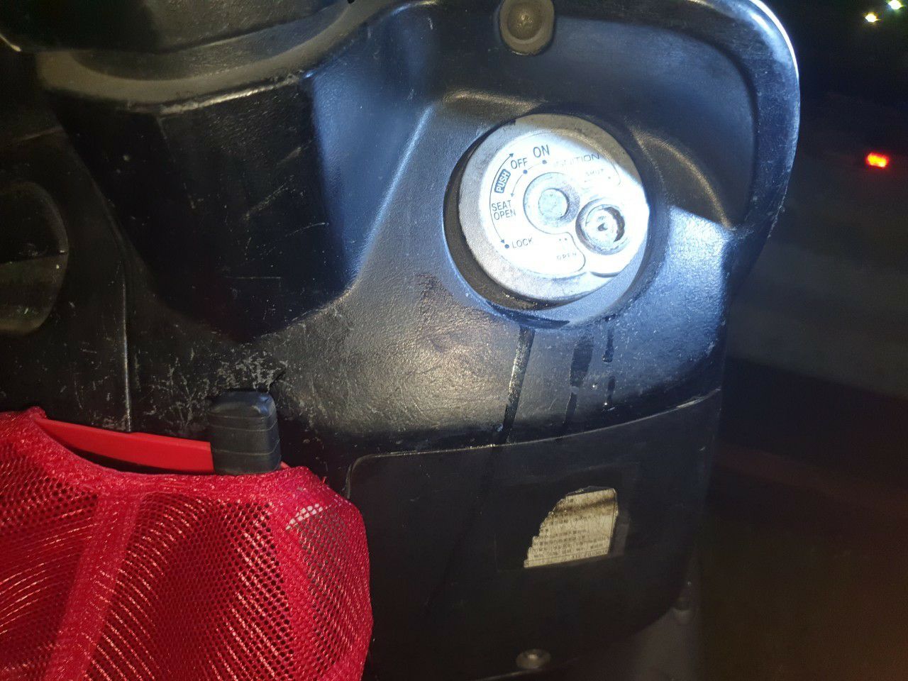 韓國瑜新北造勢活動後，發生11部機車鑰匙孔遭灌3秒膠，警方現正偵辦中。（翻攝畫面）