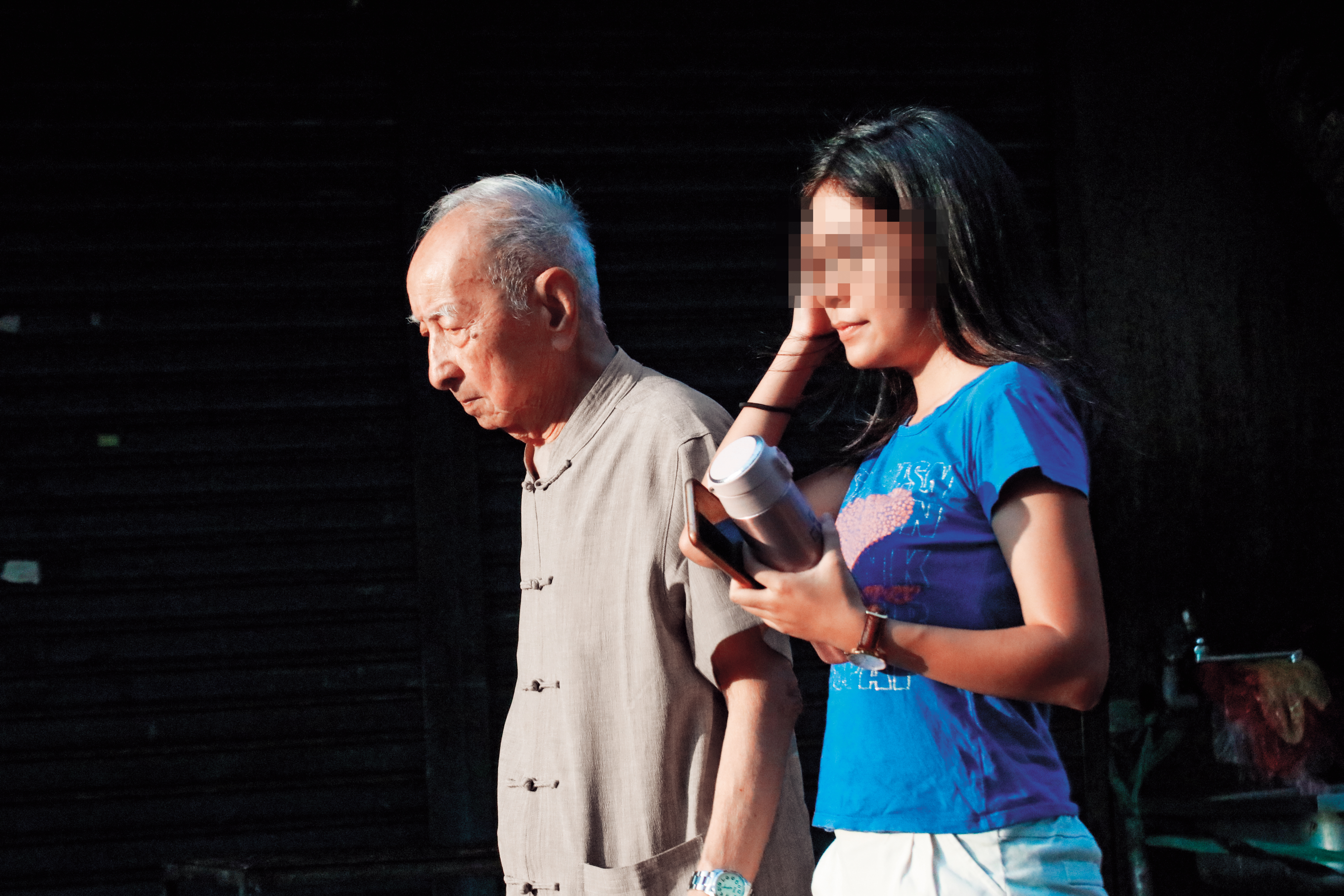 司馬中原(左)的子女為避免他遭詐騙,會請孫女(右)陪爺爺出門。