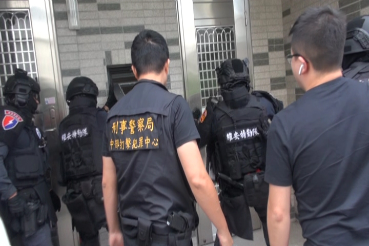 檢方鎖定竹南這處毒窟，衝進搜索，逮捕王嫌等四人。（翻攝畫面）