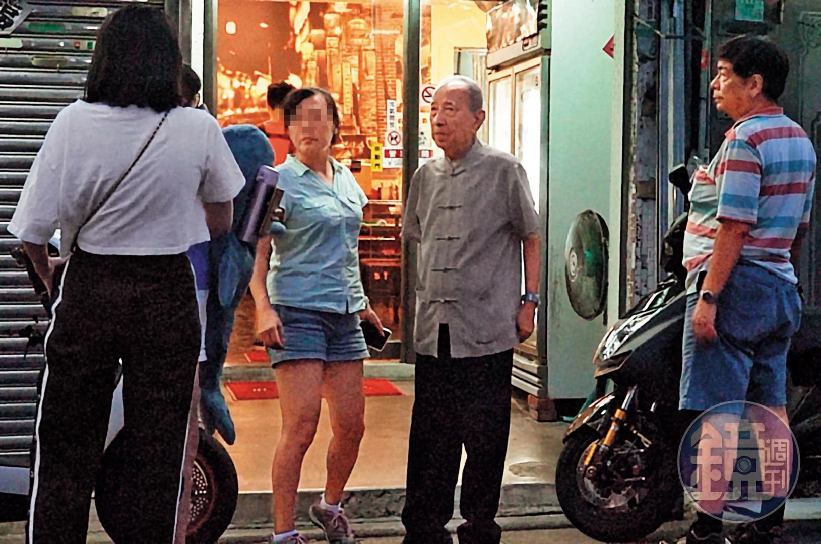 司馬中原(中)中風後與陳姓熟女同住,四子吳融昊(右)與媳婦(左)擔心父親遇桃花劫,常花時間陪伴。