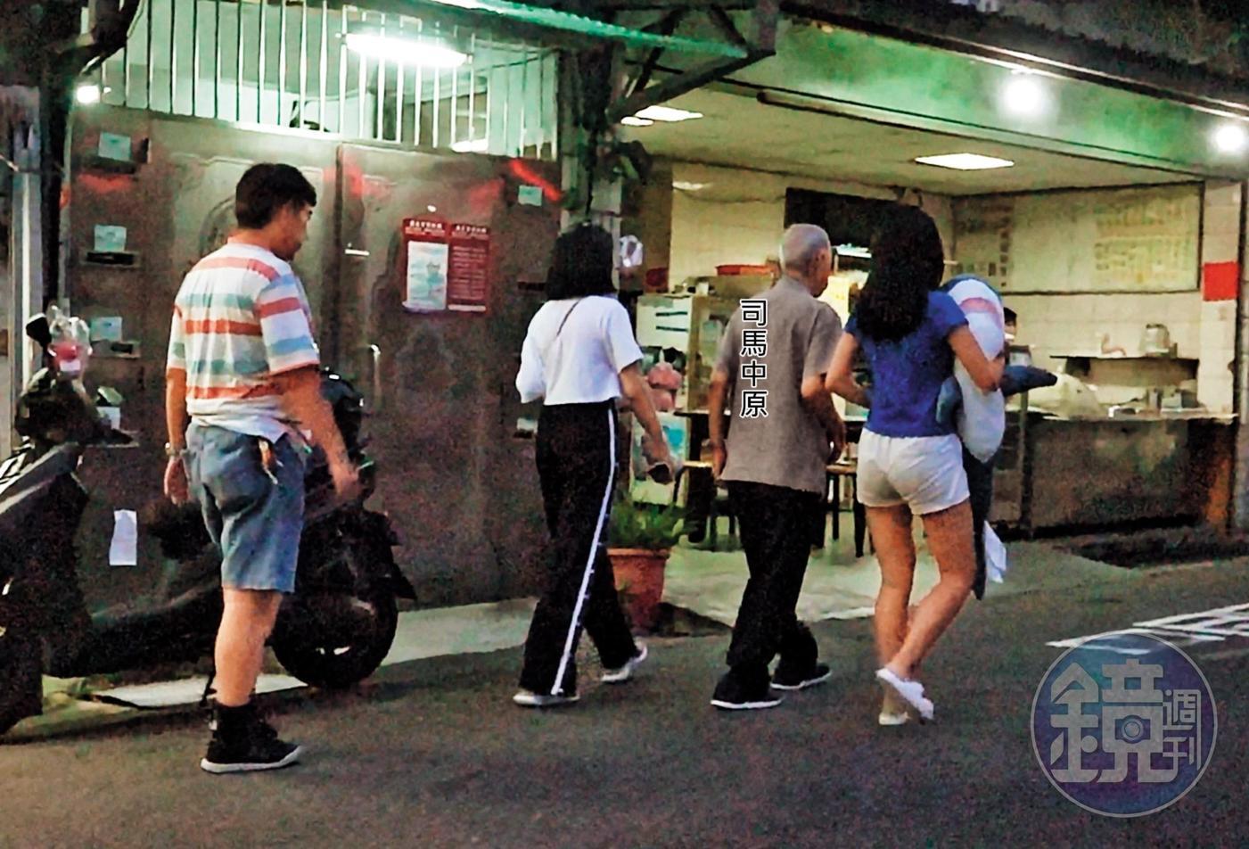 司馬中原(右2)的四子吳融昊(左)擔心父親無聊,經常帶妻女陪伴,共享天倫之樂。
