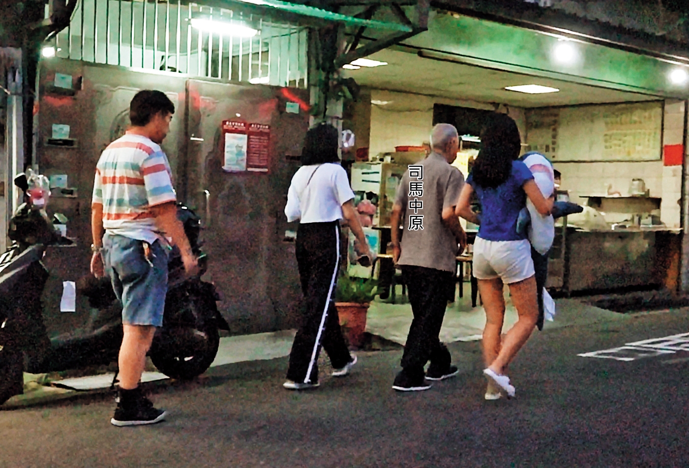 司馬中原（右2）的四子吳融昊（左）擔心父親無聊，經常帶妻女陪伴，共享天倫之樂。