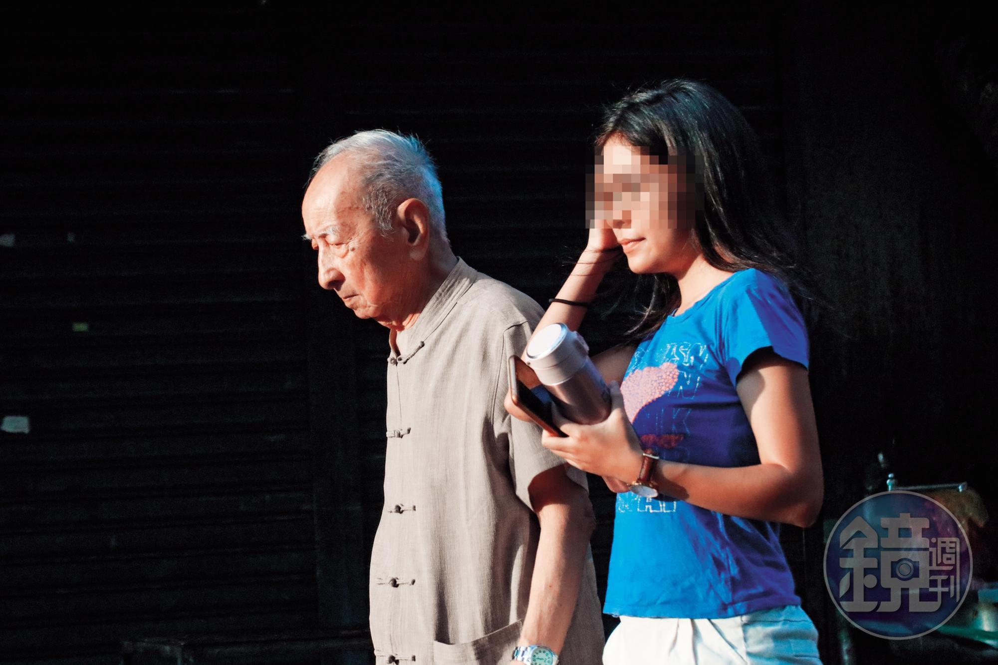 司馬中原(左)的子女為避免他遭詐騙,會請孫女(右)陪爺爺出門。