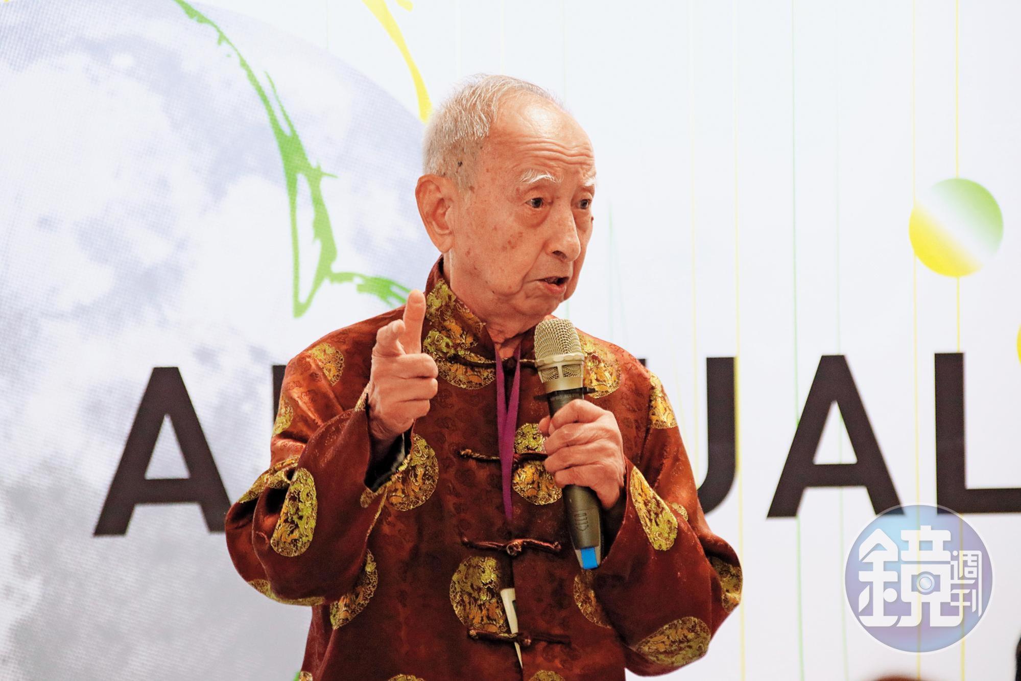 司馬中原在中風後鮮少公開亮相,傳出父女戀後,親友本月初安排他參加台灣當代一年展等活動,轉移生活重心。(讀者提供)