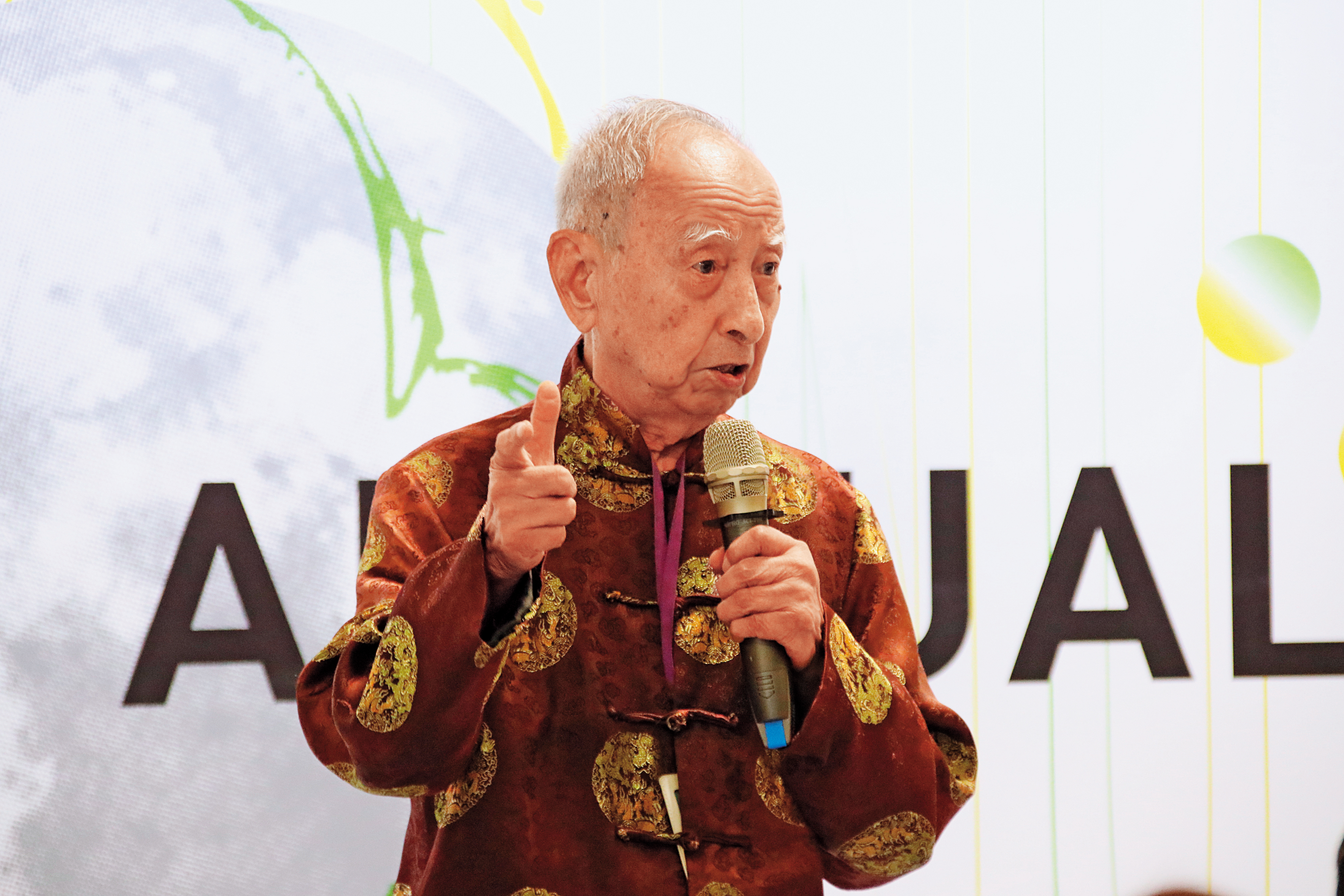 司馬中原在中風後鮮少公開亮相，傳出父女戀後，親友本月初安排他參加台灣當代一年展等活動，轉移生活重心。（讀者提供）