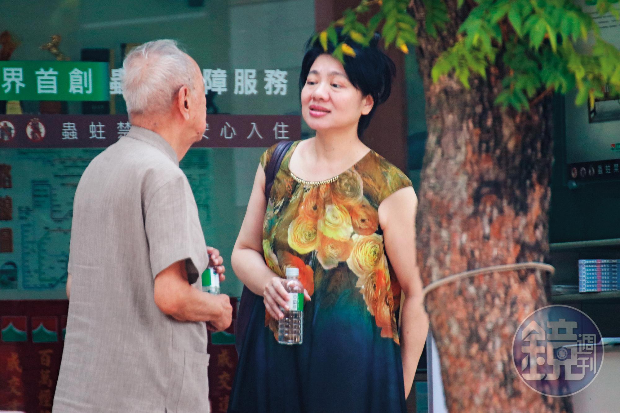 本刊直擊司馬中原（左）8月17日被陳姓熟女（右）帶至房仲賣價值上億元的豪宅，新聞披露後，陳女不再回司馬家，卻熱線邀赴中國發展。