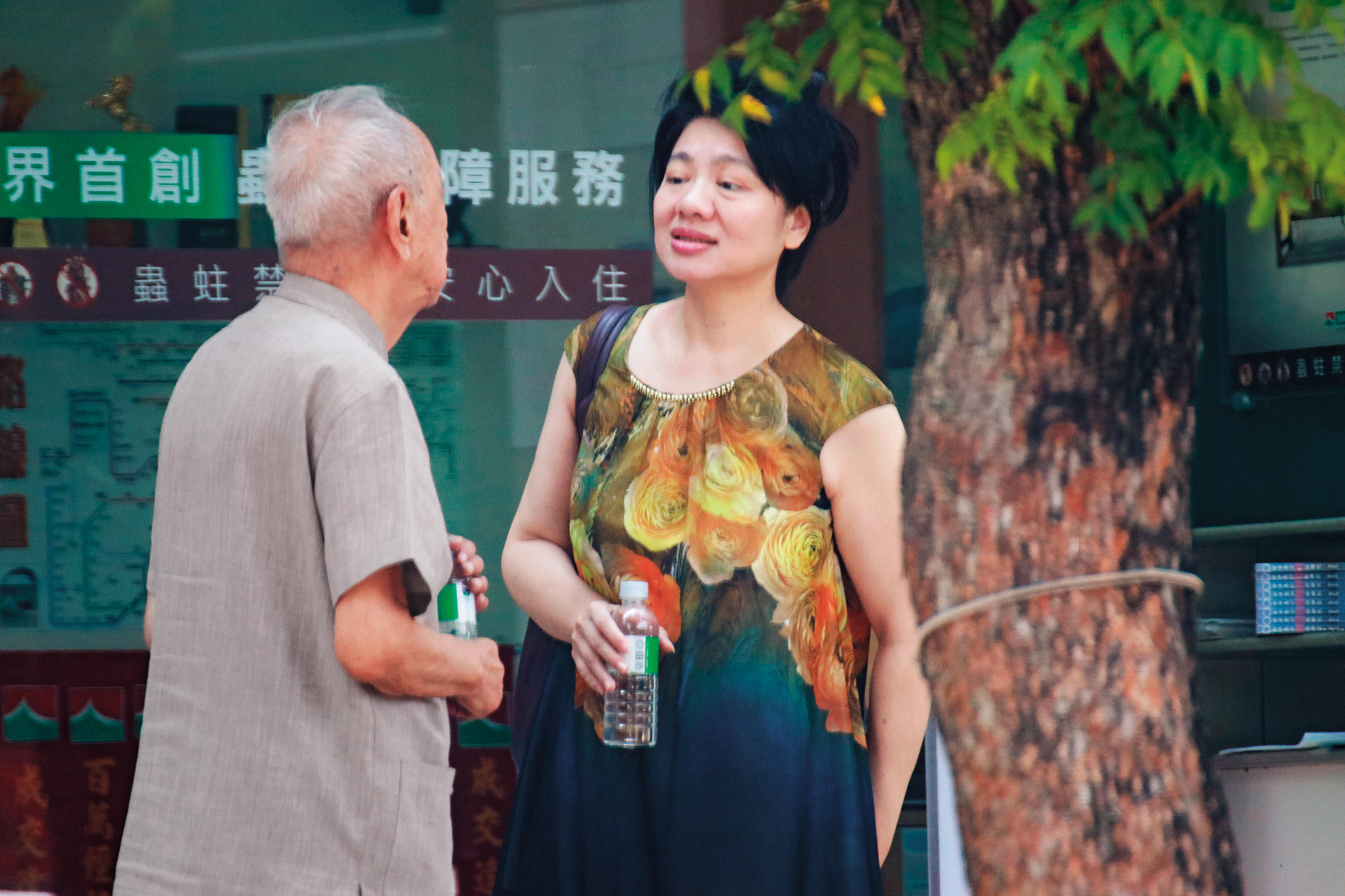 本刊直擊司馬中原（左）8月17日被陳姓熟女（右）帶至房仲賣價值上億元的豪宅，新聞披露後，陳女不再回司馬家，卻熱線邀赴中國發展。