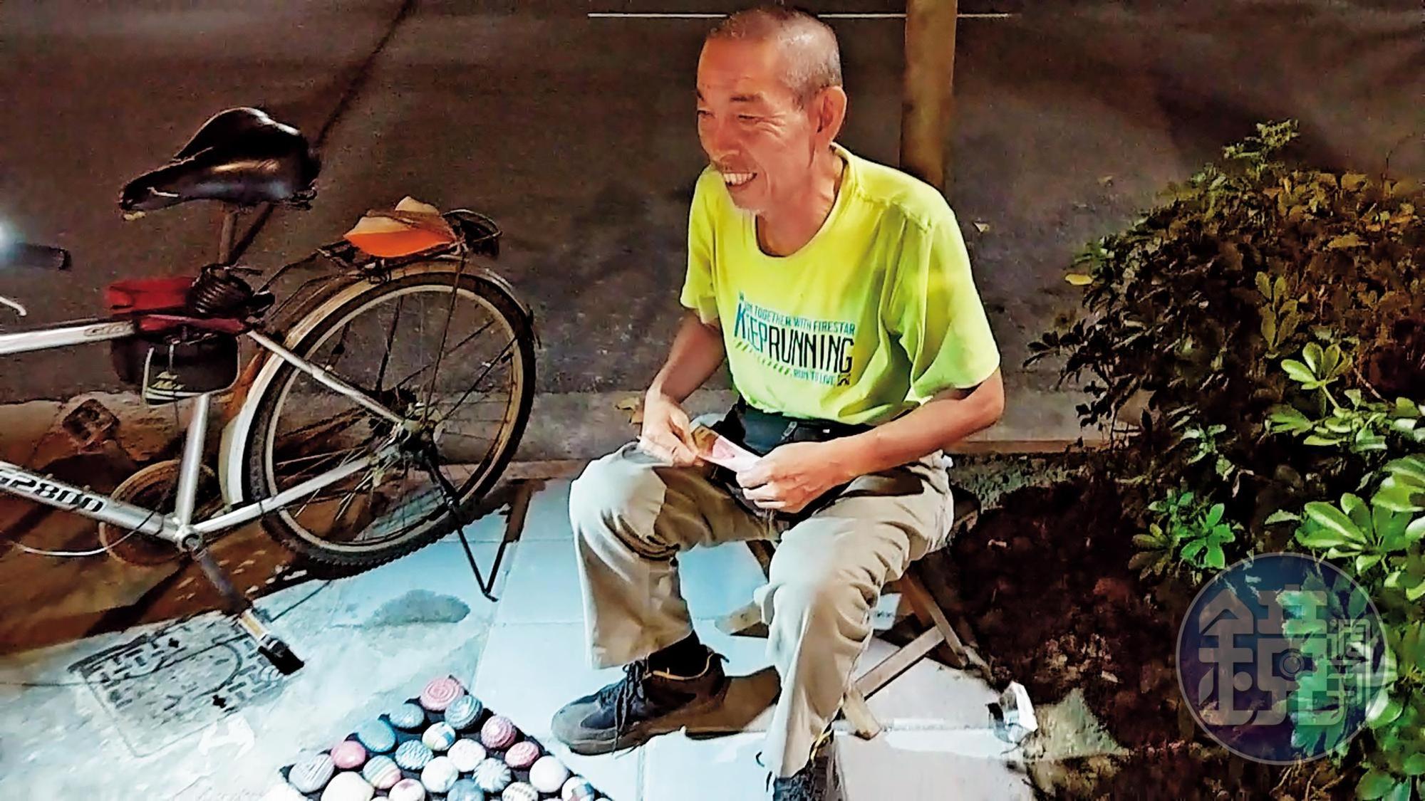 司馬中原的三子吳融賁(圖)是彩繪石頭藝術家,由他負責照顧父親生活起居。