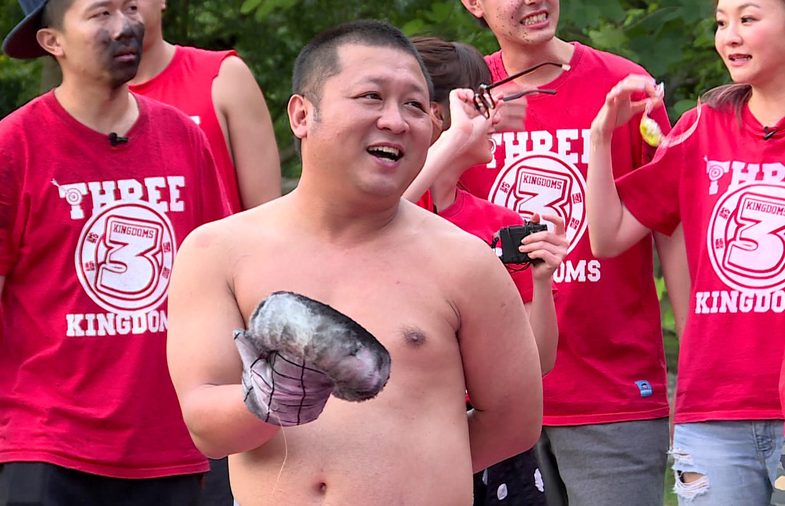 納豆帥氣打赤膊準備闖關。（台視提供）