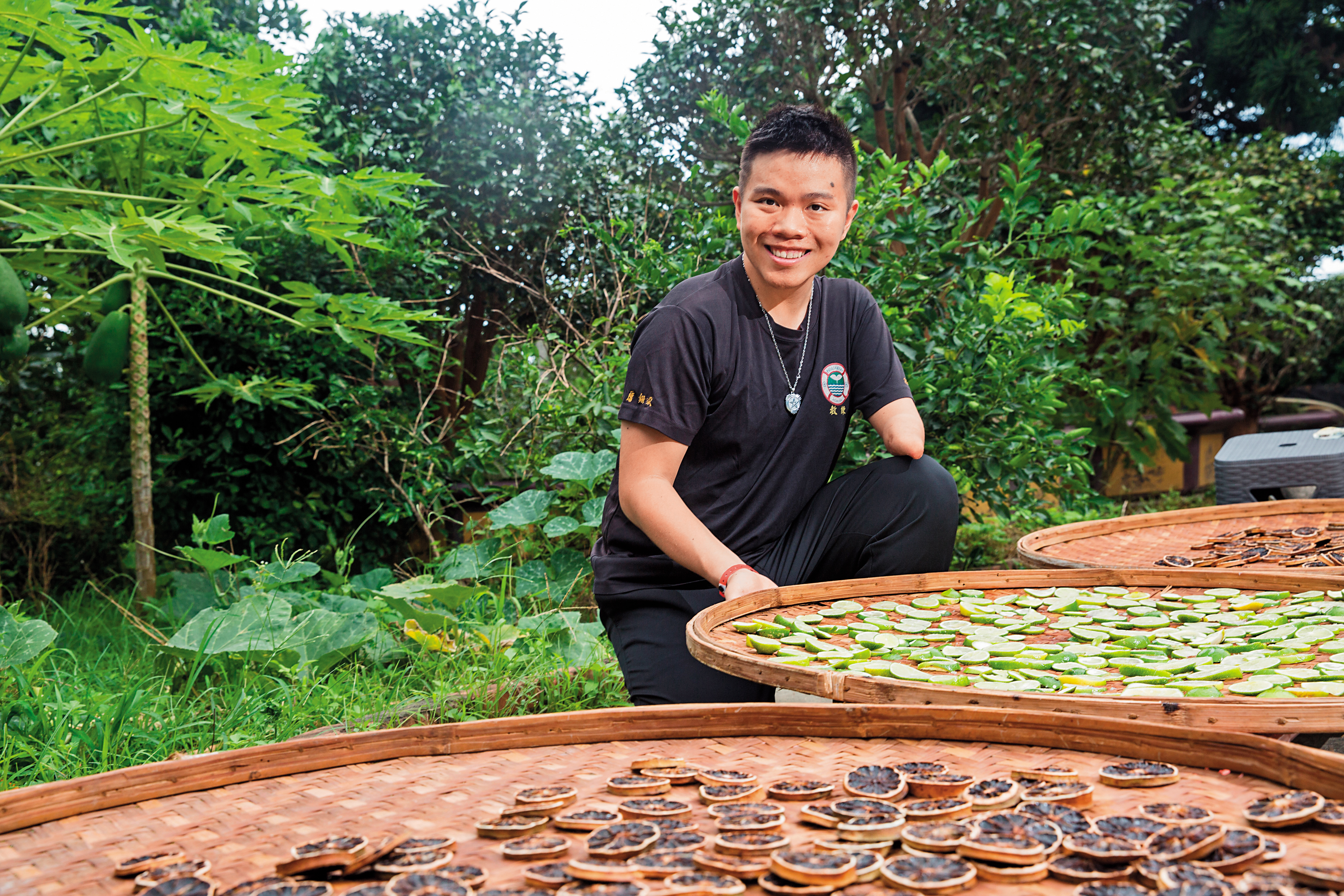 天生獨臂的詹翔欽，不畏逆境，將爸爸的舊茶廠轉型，與媽媽、妹妹3個人手作檸檬茶包自創品牌，可月賣400盒。